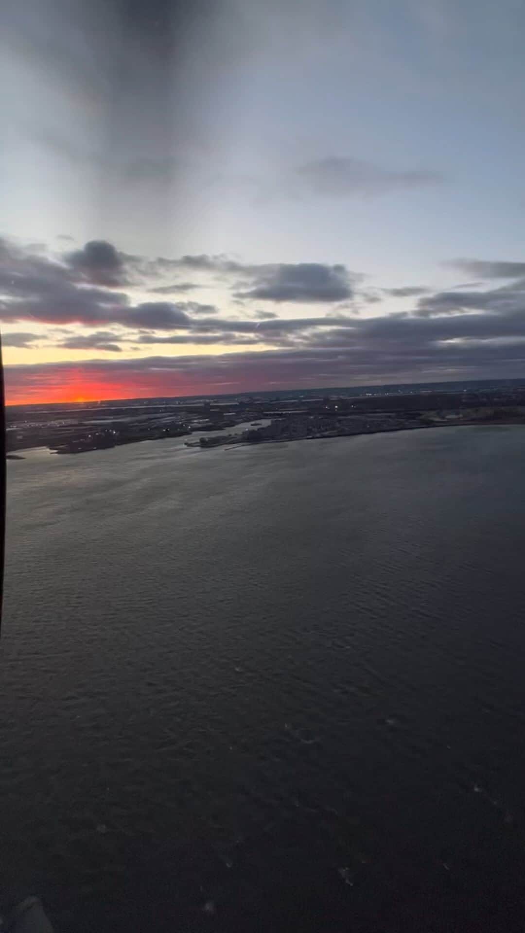 nyonairのインスタグラム：「Sunset flights are a must!   #reels #nyc  #newyorkcity #thingstodoinnyc」