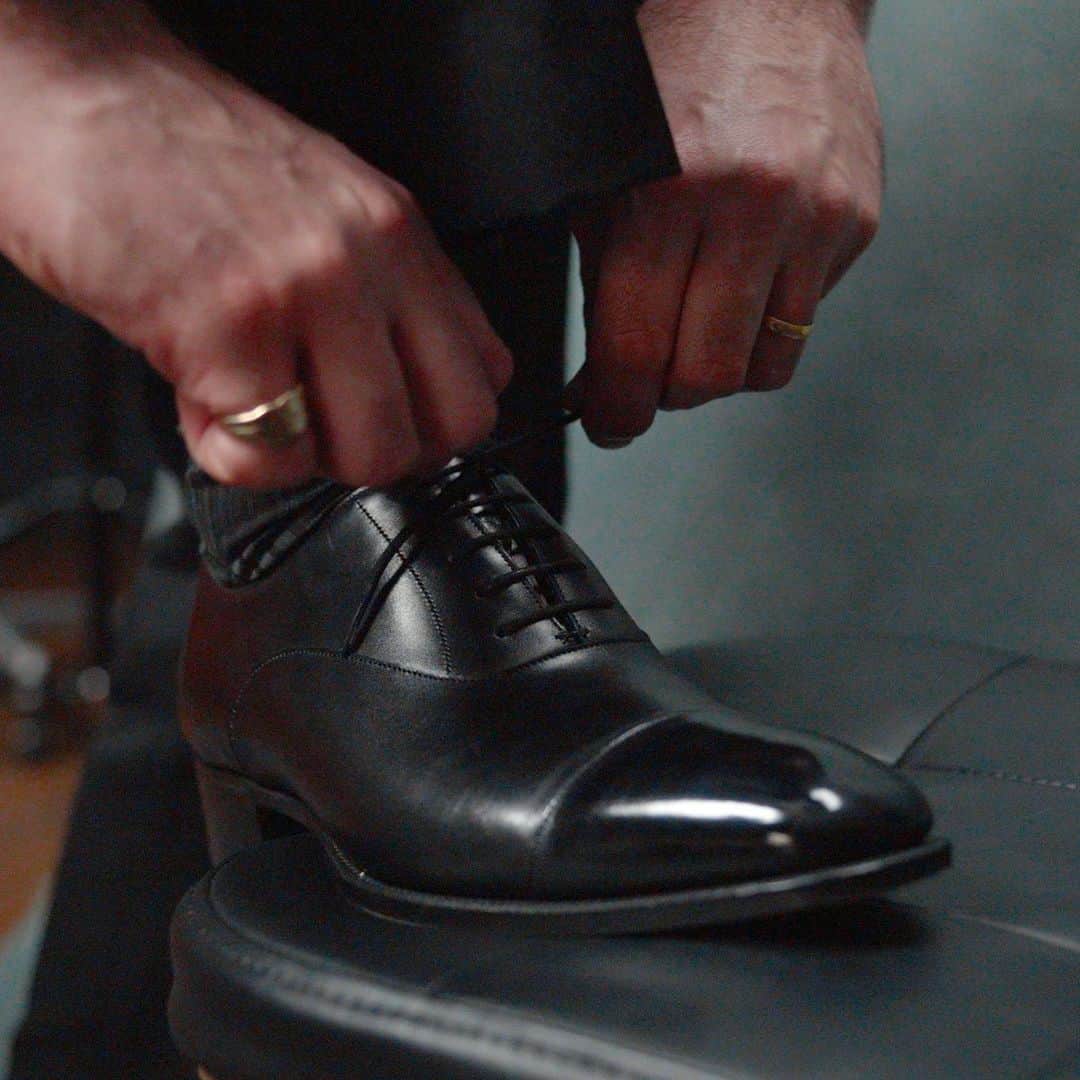 ガジアーノ&ガーリングのインスタグラム：「The Classic Black Cap Toe Oxford is our shoe of the weekend!  For the month of April the Oxford has NO MTO Fee through our Savile Row store!  Get in touch with Simon, Michael and Rico and they’ll help you set up your Oxford MTO and talk you through the elements you can customise.  Order before the end of April for a delivery date around the end of August, just in time for the end of summer/early Autumn weddings on your list.  #gazianogirling #gazianoandgirling #madetoorder #ggoxford #captoeoxfords #madeinengland #savilerow #shoetalks #shoes #mensshoes #mensweddingstyle #mensweddingshoes」