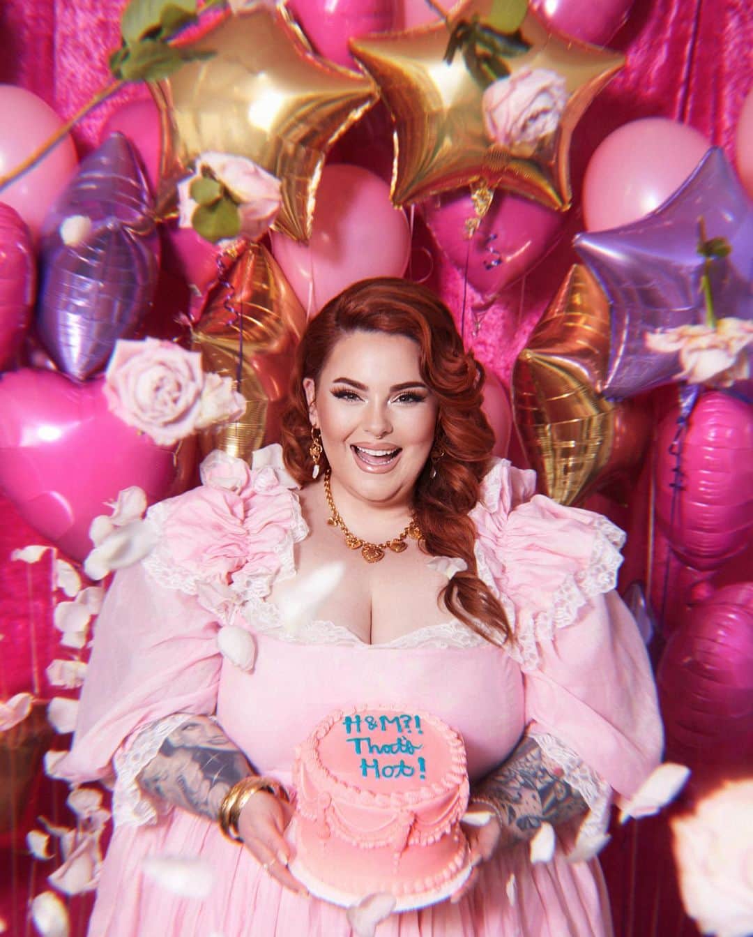 テス・ホリデーのインスタグラム：「Buy yourself flowers. Celebrate yourself every step, every moment you can. Buy yourself balloons and cake. Even if there’s nothing to celebrate except that you’re here another day. We deserve it!   So grateful for my amazing friends who also thrive on creative chaos like me and threw together this last min shoot together at my house so I could celebrate myself!   And to all of you: I love y’all & thank you for outpouring of support! I’m so grateful for y’all & for the team I get to work with at H&M for caring as much as I do about my plus size babes! #thatshot 💘💐💕🌸💖  Photographer is the one and only @alexevansphotography you already knew!!! 💅  Hair, makeup, & styling @rainbowchatman 💄  Art Direction @whtvrmichael 🫶」