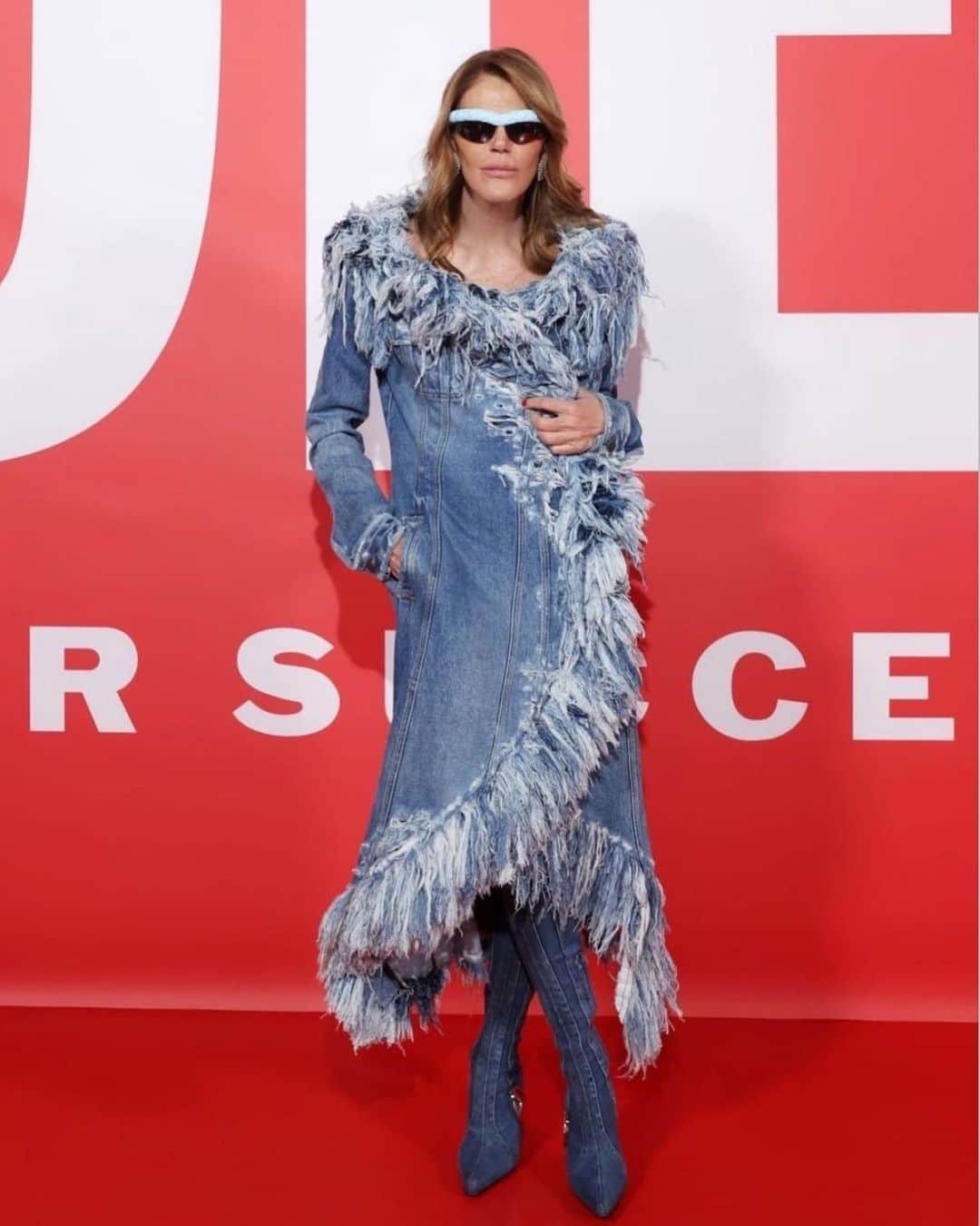 アンナ・デッロ・ルッソのインスタグラム：「Spring mood in total denim 💙💙💙 @diesel by @glennmartens」