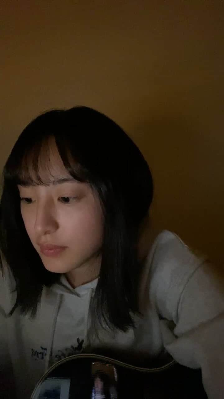のインスタグラム：「🌙💤🌃 ､ 皆様就寝用らいぶのあーかいぶ。 ・  【ぱぱっと聴きたい 　　　　そこのあなたへ👇笑】 （大体の目安）  あなたがいてくれたから 118:00〜  一生の間に何人と出逢えるのだろう 110:00〜  夜風の仕業 100:20〜  星空を君に 93:20〜  掌が語ること 85:20〜  永遠より続くように 81:40〜  未来の扉 70:40〜  桜の木になろう 63:20〜  誰かのために 55:00〜  瀬戸内の声 39:40〜  暗闇 34:50〜  夢の河 27:00〜 （夢の河､いつものkey  23:15）  夕陽を見ているか 16:40〜  寝る時に少し聴いてみてくださいな、なライブを残しました😴 ・ 皆様からコメントでリクエストをいただき､柔らかい歌を中心に歌ってます🤍☁️ ・ お手柔らかに😴💗 寝る前などにぜひ🌙 ※2時間ほどあります笑笑 お好きなタイミングで寝てくださいね笑 ・ ・ ・ #弾き語り #弾き語り動画 #弾き語り女子 #弾き語りギター #弾き語りライブ」