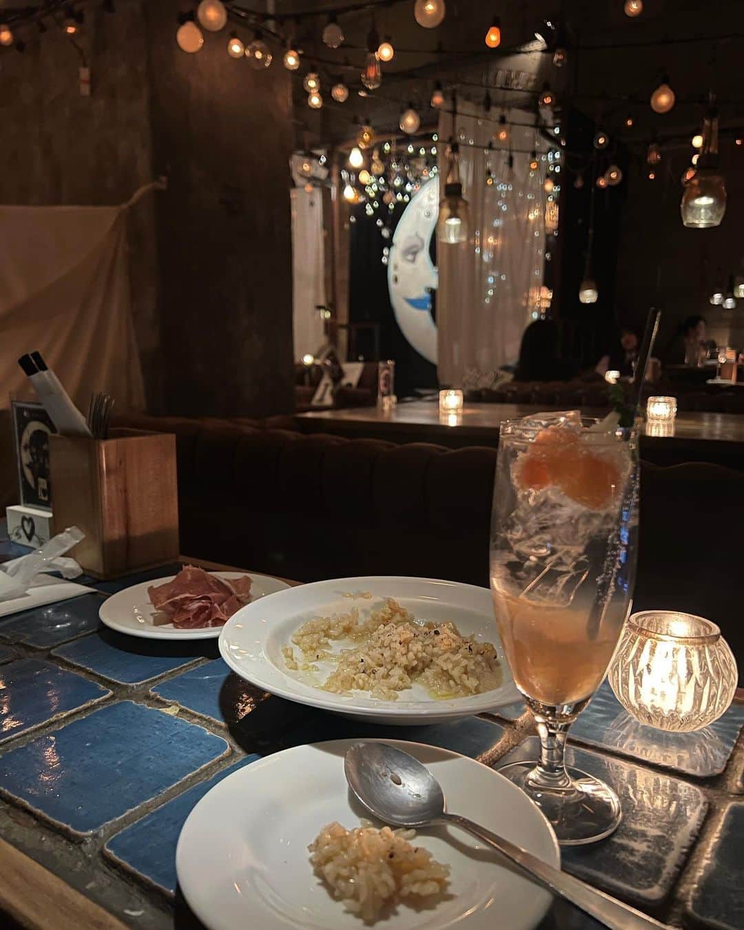 佐々木柚香さんのインスタグラム写真 - (佐々木柚香Instagram)「. . 最近よくいくお気に入りcafe❤︎❤︎ 暗くてソファふかふかで照明キラキラで ご飯美味しくて天井ラプンツェルで とっても居心地良すぎる🥹🫶🏻 おすすめです🫶🏻🤍 . . . #銀座 #銀座カフェ #銀座デート #カフェ巡り #カフェ部 #おしゃカフェ #カフェ活 #東京カフェ #東京駅 #お洒落カフェ #東京デート #andpeople #andpeopleginza」4月2日 3時29分 - yuka_burlesque