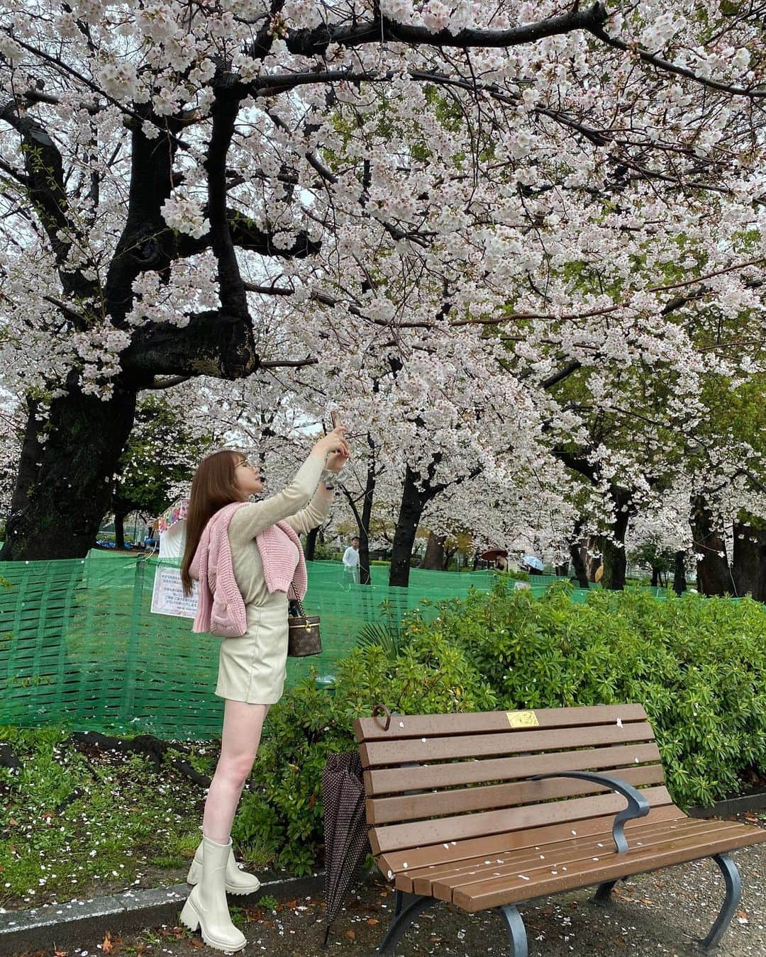 桃瀬りんかさんのインスタグラム写真 - (桃瀬りんかInstagram)「・ 雨の日の桜🌸☔️ ・ ・ 晴れてる時しか お花見って行くこと無かったけど 雨の日の桜も意外と悪くないね☺️💗 ・ 風情があって これはこれで素敵だと思った29の春𓂃🌸𓈒𓏸 良き発見👀💕 ・ ・ ・」4月2日 3時25分 - momose_rinka