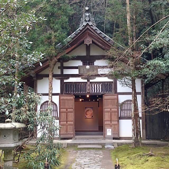 下條ユリのインスタグラム：「🌸 story 4  My life changed from here. ここから人生が変わった。  The 1st Memento Mori exhibition at Honenin Temple in Kyoto. March 11th 2013 ~  The 2nd Memento Mori exhibition at Gallery éf, one of Tokyo's oldest surviving structures.  March 11th 2014 ~  #311 #YuriShimojo_MementoMori  #下條ユリメメントモリ   第一回　2013年3月11日〜　 京都　法然院にて  第二回　2014年3月11日〜 「生き残った蔵」 浅草ギャラリーエフにて〜 @galleryefasakusa」