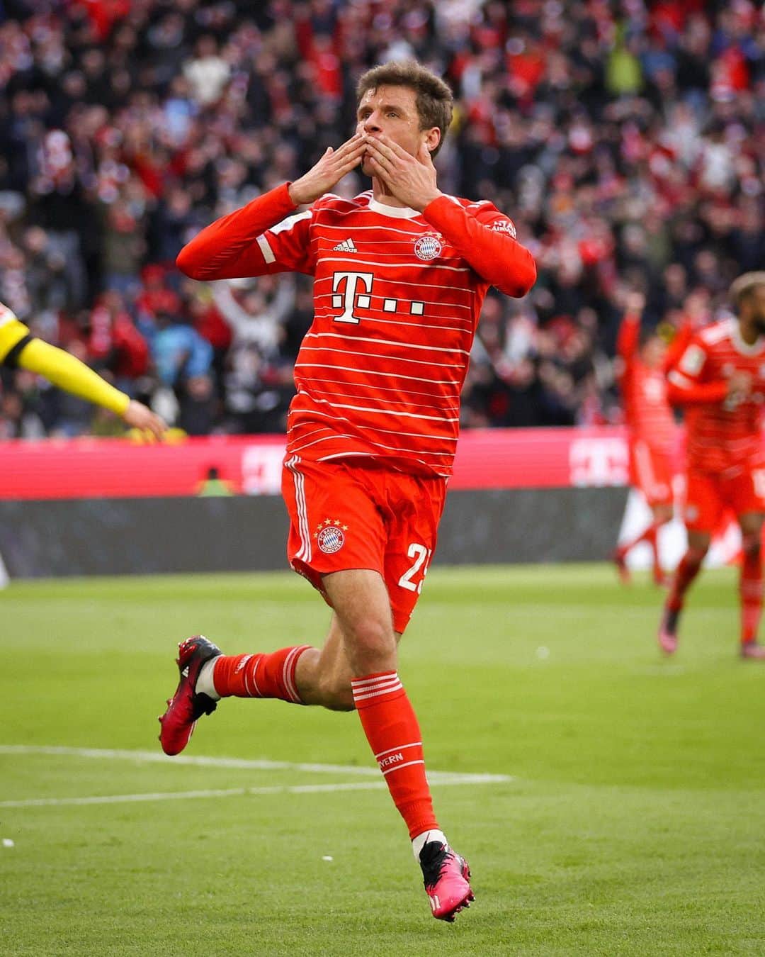 トーマス・ミュラーのインスタグラム：「Back on🔝😮‍💨  #adidasFootball  @fcbayern @esmuellert」