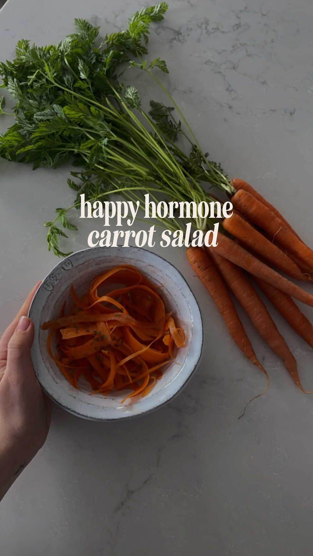 Stephanie Sterjovskiのインスタグラム：「This salad has gained so much popularity & I just feel like women should know about it…🥕🪄 There’s some magic to these long carrot ribbons that contain fibres which bind to excess estrogen to help you eliminate what you don’t need from your body & keep those hormones balanced and happy! We need estrogen, but high amounts can create not so fun disruptions in our body like PMS 👎 so I love this gentle, natural way to keep things like that at bay & it is delicious!! RECIPE: 1-2 long organic raw carrots (I shred mine in to long ribbons) 1 tbsp raw apple cider vinegar 1 tbsp coconut oil melted 1 tsp @redmondrealsalt Mix it all together and enjoy as a snack or a side dish! *I usually eat this raw salad from the follicular phase of my cycle to the beginning of my luteal phase (then I switch to warm soups & baked veggies all the way through my menstrual cycle) 😉 (not medical advice) #rawcarrotsalad #holisticnutritionstudent #hormonehealth #hormonehealing #happyhormones」