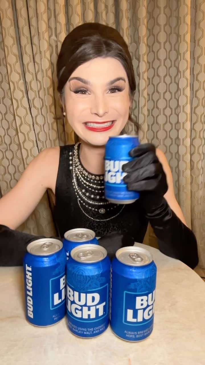 DYLAN MULVANEYのインスタグラム：「Happy March Madness!! Just found out this had to do with sports and not just saying it’s a crazy month! In celebration of this sports thing @budlight is giving you the chance to win $15,000! Share a video with #EasyCarryContest for a chance to win!! Good luck! #budlightpartner」