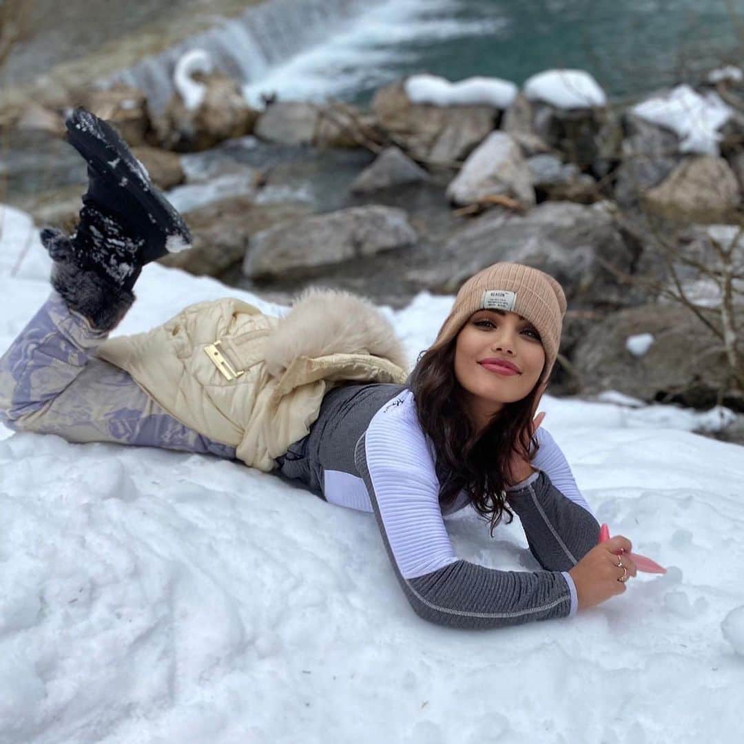 アマニ・ファンシーのインスタグラム：「❄️⛸️ #snowbathing   From 3° 🇩🇪 to 28° 🇴🇲」