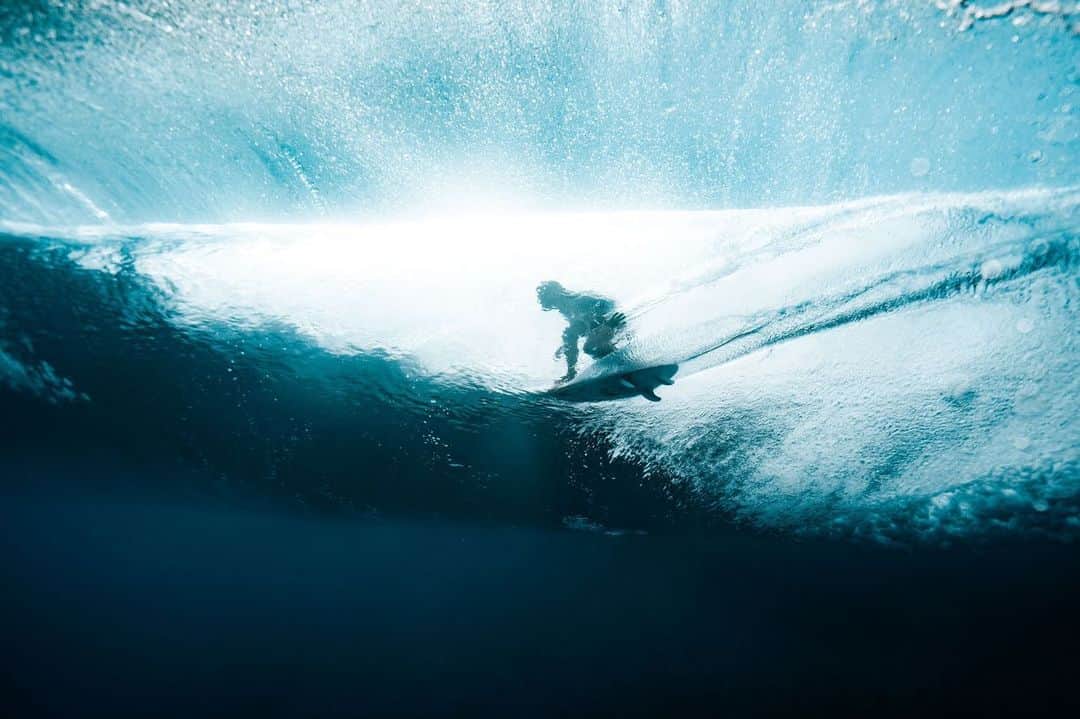 キャロライン・マークスのインスタグラム：「Girls trip to Tahiti went a little bit like this.. @roxy Pro Surf Collection available now 💙」