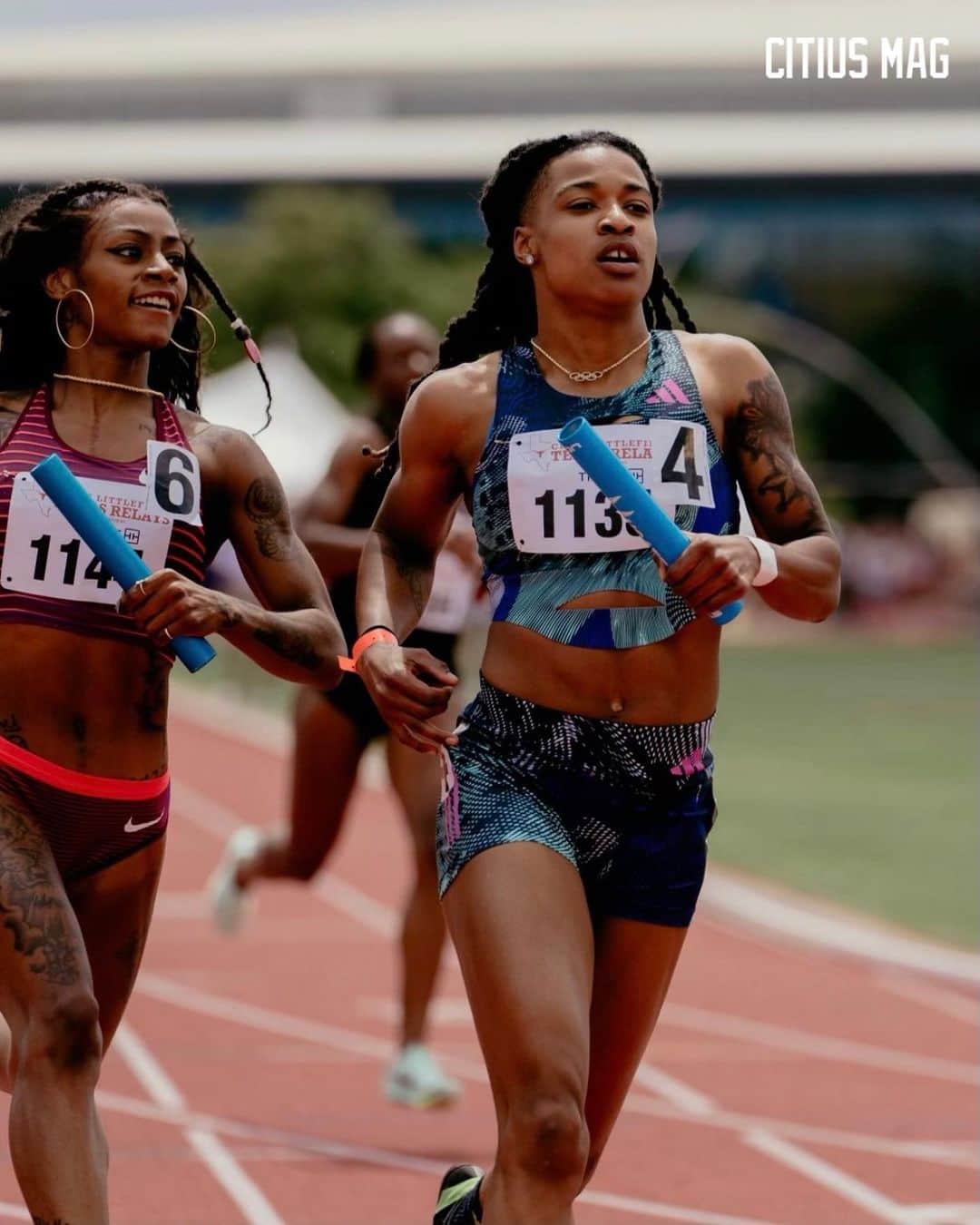 アレア・ホッブズのインスタグラム：「Get used to seeing this matchup a few more times 👀   @aleiabitofthis brings the stick across the line first in the 4x100m with an all-star lineup of @__melissaj19, @abby_steiner, and @j_prandini in a meet record 41.75 at the 2023 @texastfxc relays.   Sha’Carri Richardson anchored @_jaiioliver, @canonlybeme__, and @_teahnad to 🥈 in 42.10.   📸: @piercebtownsend」