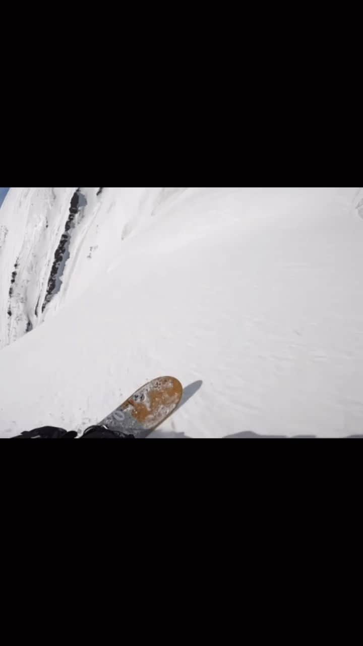 中井孝治のインスタグラム：「ただの気持ち良いシャウダー🏔 撮影でなくても滑るのが好きな人らが集まれば毎日山上がって滑るし最高😁 みんなゴープロとiPhoneはあるからねw  @salomonsnowboardsjapan  @salomonsnowboards @volcomjapan #volcomjapan @platepia_japan #revoltgoggles #segawa_nouen #toko #msrgear_japan #msr #coif #hps #hillsideproject #purejammovie #横乗り塾 #いらおじゃ」