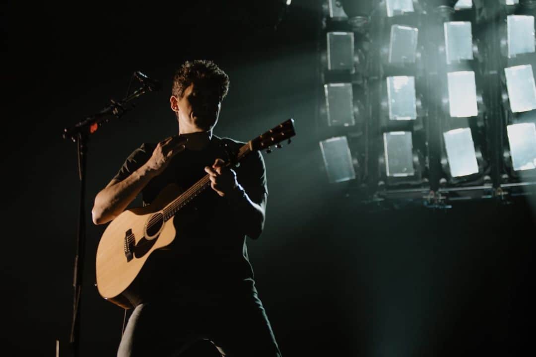 ジョン・メイヤーのインスタグラム：「Solo tour, Chicago, IL - Guy brings acoustic guitar to party. What an incredible night.」
