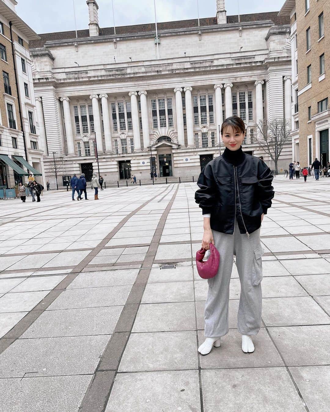 秋元玲奈さんのインスタグラム写真 - (秋元玲奈Instagram)「It's April but still chilly in London.  4月だけど中に保温肌着、袖からチラ見え。  #london #londonlife #easterholiday #bomberjacket」4月2日 5時22分 - rena_akimoto