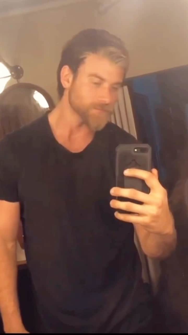 モデル、ブロック・オハーンのインスタグラム：「Haven’t been online for a few days. Been trying to figure out how to share this one… 💇🏼‍♀️✂️😬」