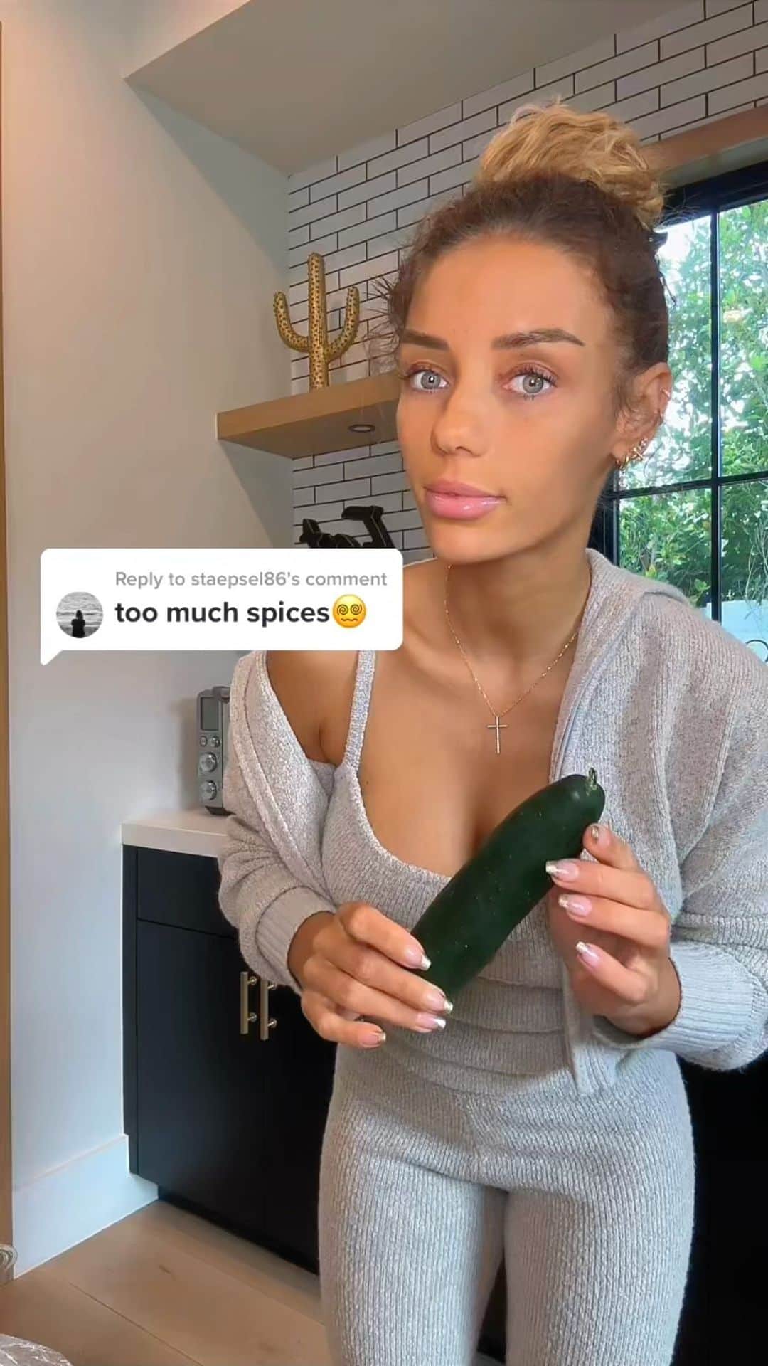 Jena Frumesのインスタグラム：「The internet will say you’re always doing something wrong😫 Can never win. Anyways … I did in fact do something wrong i cut the cucumber first thinking it was a zucchini, so I ate the cucumber. 🤣 Ingredients  1 Onion 🧅  1 Zucchini  1 Carrot 🥕  1 Celery  A lot of Spinach because it shrinks  1 Can Crushed Tomatoes 🍅  1 pound ground turkey  Garlic 🧄  Spices of Choice I used Chicken Bullion, Italian seasoning, salt, pepper, cayenne pepper, garlic powder  We have been avoiding dairy and mushrooms, because it in FACT causes bloating and gas ! However, you can use whatever YOU wish!   1. Sauté onion and garlic with olive oil. 2. Add Veggies rip up spinach to be added  3. Add Turkey Fully cook Turkey before adding sauce  4. Boil water or broth 5. Add Noodles Pasta whatever you wanna call it  6. Drain water  7. Enjoy !   I love these types of meals because they have everything you need so you don’t have to make any other sides or anything 👏🏽」