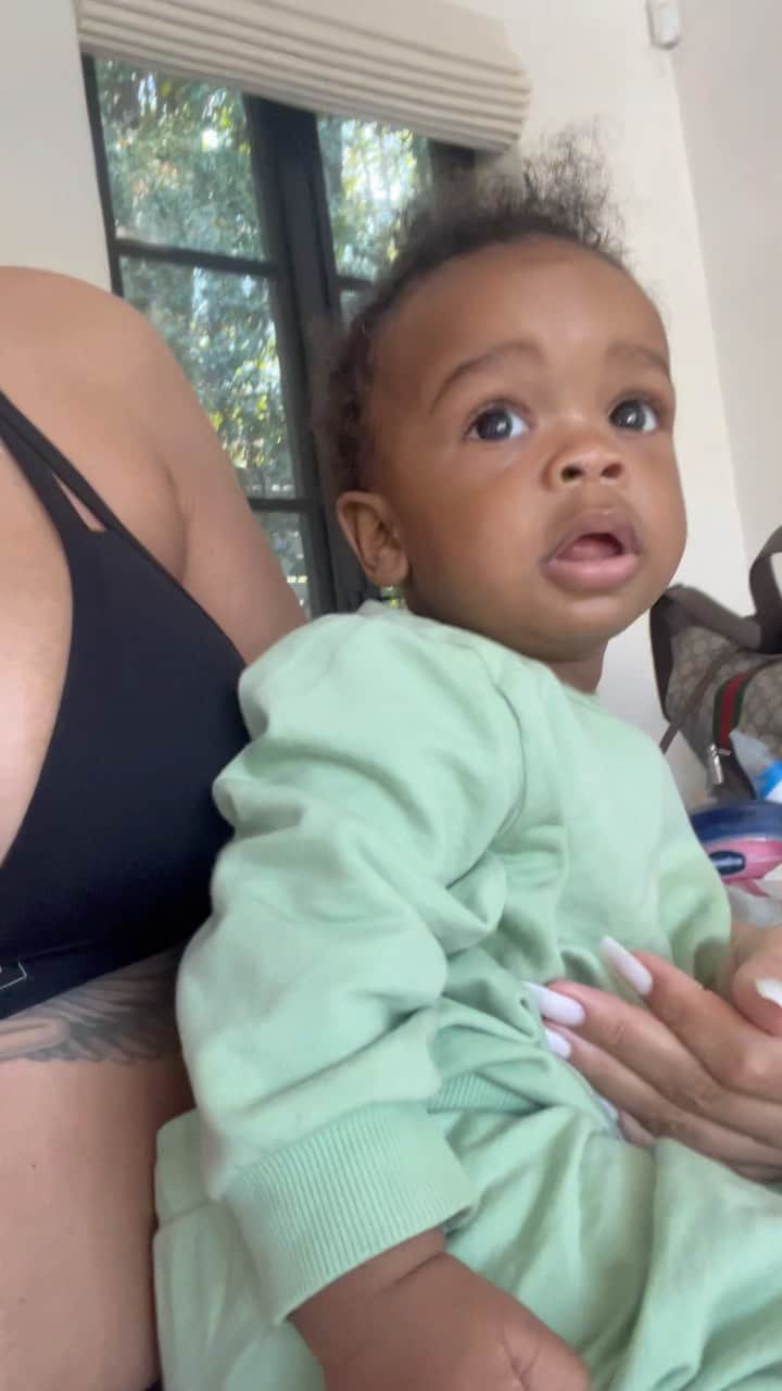 リアーナのインスタグラム：「Look who don’t want mommy to workout 🤷🏿‍♀️」