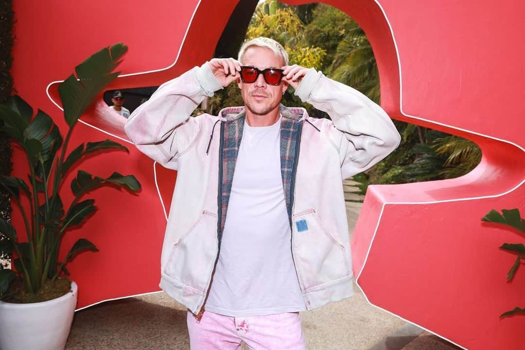 ディプロさんのインスタグラム写真 - (ディプロInstagram)「#ad only @donjuliotequila could get me to wear this much pink #PTOWithRosado」4月2日 5時59分 - diplo