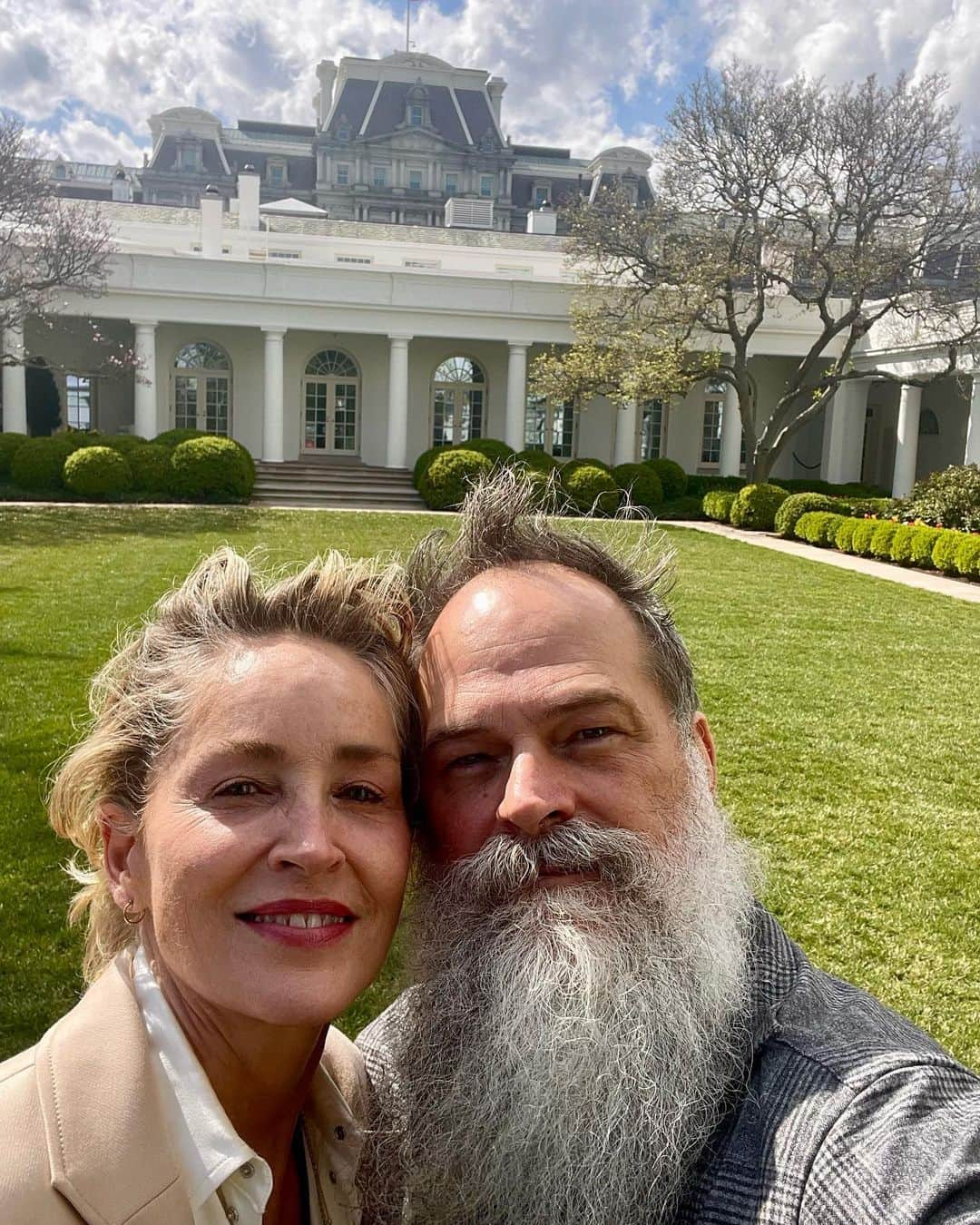 シャロン・ストーンさんのインスタグラム写真 - (シャロン・ストーンInstagram)「The West Wing  with @theparislibby.」4月2日 6時01分 - sharonstone