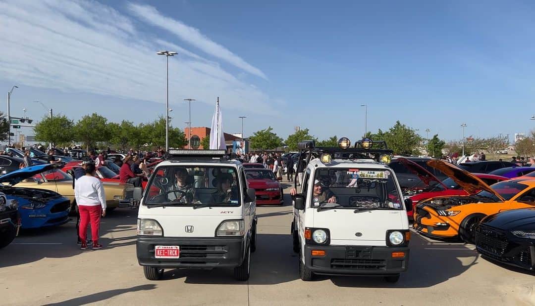 スティーブのインスタグラム：「These two Kei trucks turned all the heads when they rolled into @carsandcantina today!  @stevespov @codysmayhem」