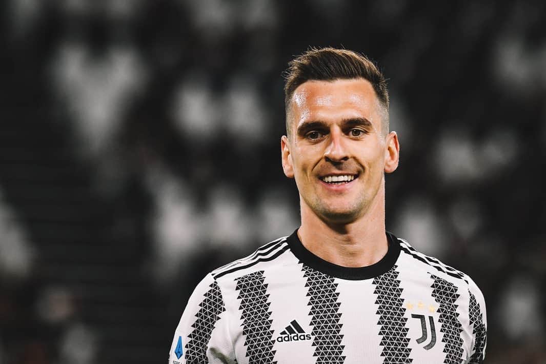 アルカディウシュ・ミリクのインスタグラム：「Bello tornare sul campo e sentire il vostro supporto…vittoria importante, continuiamo così. Forza Juve ⚪️⚫️」