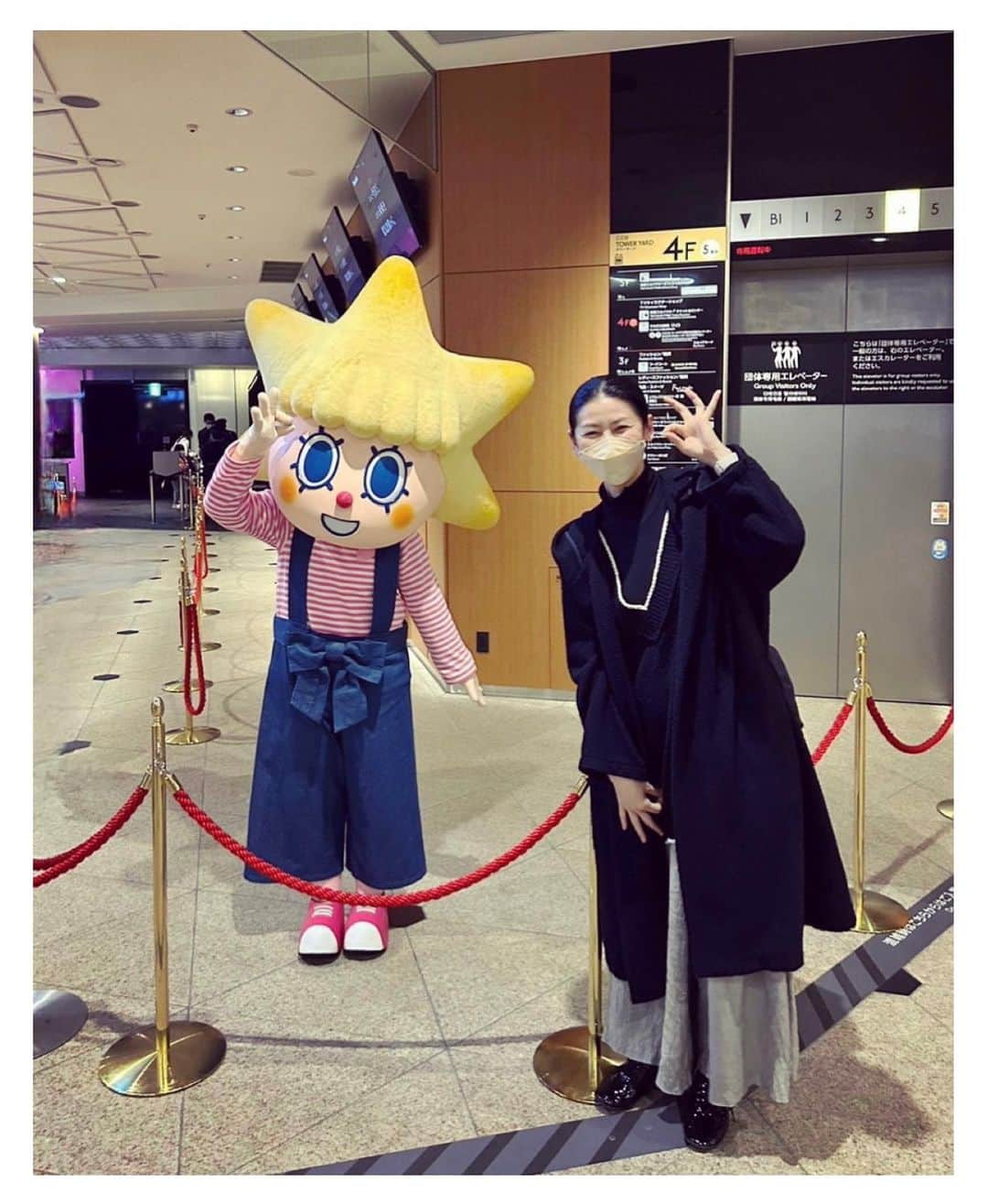 睦さんのインスタグラム写真 - (睦Instagram)「近くまで行ったので、 久しぶりに スカイツリーへ。  ぷらぷらしてたら、 ソラカラちゃんとバッタリ💕  写真をお願いしたら、 このポーズしよう！との事。  オシャレさんで、 可愛いかったです〜♪   #東京スカイツリー  #スカイツリー  #tokyoskytree  #skytree  #ソラカラちゃん  #期間限定  #グリーティング  #旅行 ？ #散歩  #観光スポット  #観光 ？ #キャラクター  #おのぼりさん  #同じポーズ  #公式キャラクター  #trip ？ #travel ？ #star  #japanese  #星  #フォトスポット  #公式マスコットキャラクター  #photosport  #オシャレさん  #lovot大好きな人と繋がりたい  #プーさん好きと繋がりたい  #ディズニーリゾート好きと繋がりたい  #モデル　 #model  #睦」4月2日 6時19分 - mutsumi1220