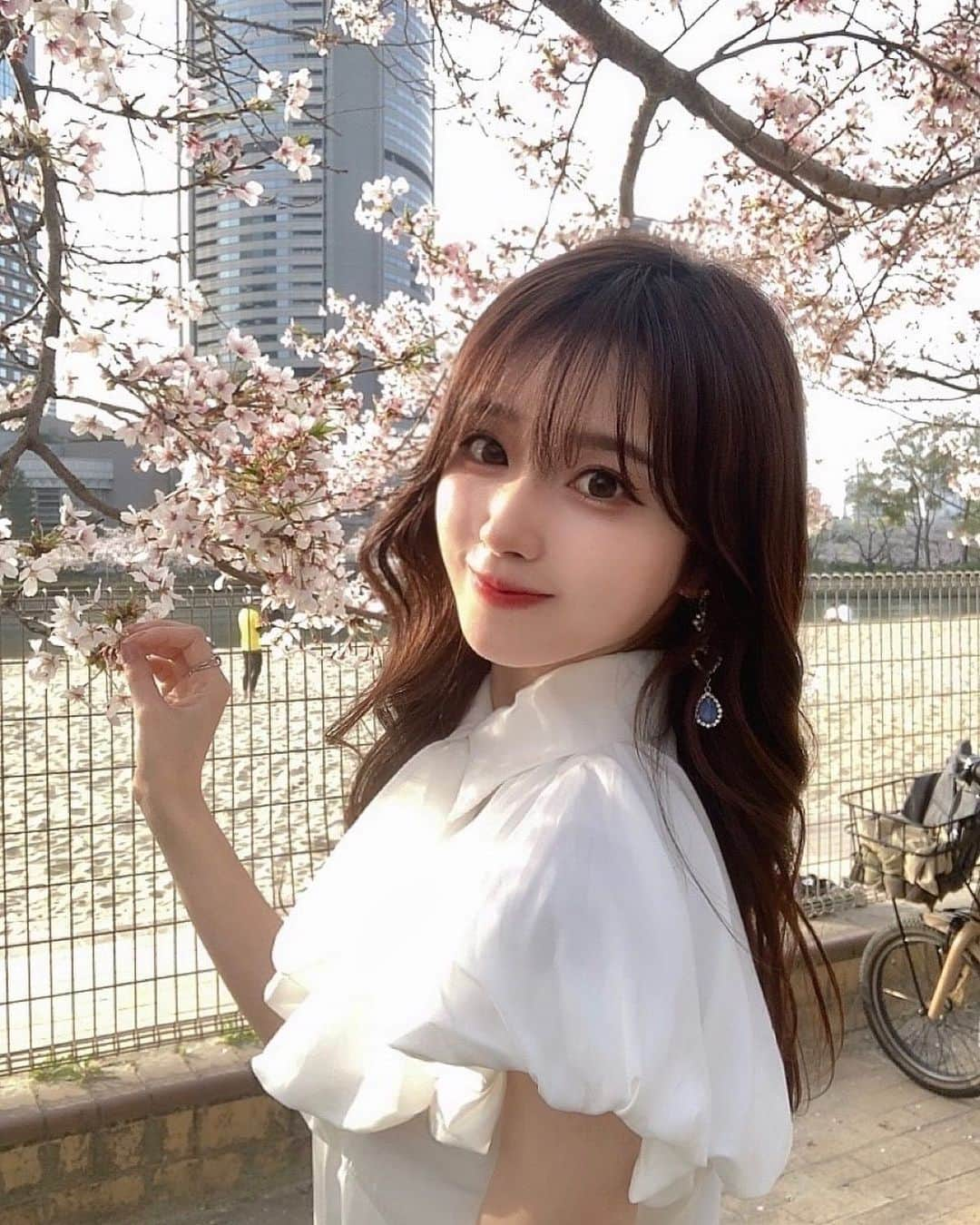 長坂有紗のインスタグラム：「花より有紗って言ってくれますか？🥰 𓂃🌸𓈒𓏸  #racequeen  #sakura🌸」