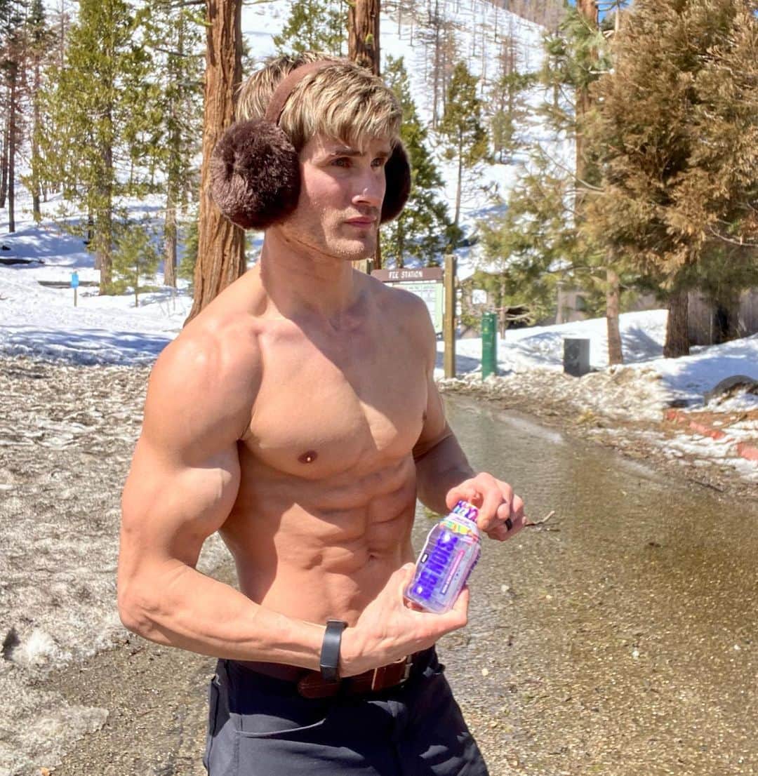 セージ・ノースカットのインスタグラム：「Recovery day! My fight is coming up May 5th for @onechampionship Don’t forget to tune in on Amazon prime video!」