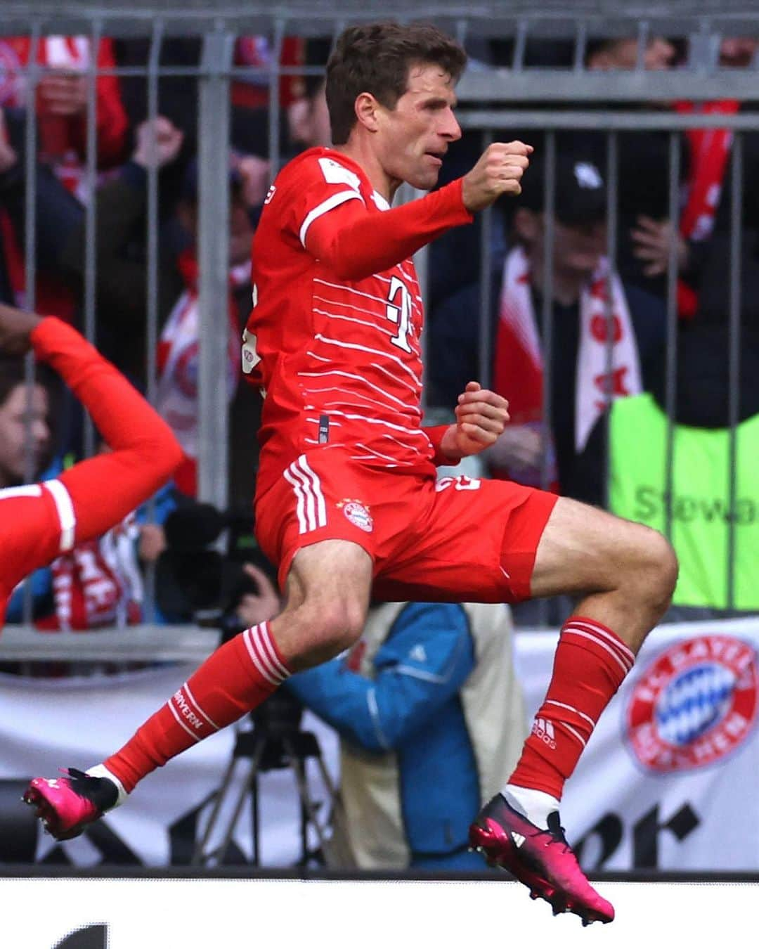 トーマス・ミュラーさんのインスタグラム写真 - (トーマス・ミュラーInstagram)「These great moments in big games with my teammates and the @fcbayern fans in our stadium are still a real pleasure ⚽️♥️  It was a great start with our new coaching staff and an important opener for our busy April - let’s go 💥   #klassiker #barthel #most #doppelpack #könntemansichdrangewöhnen #durchatmen #dienstaggehtswiederhochher」4月2日 6時48分 - esmuellert