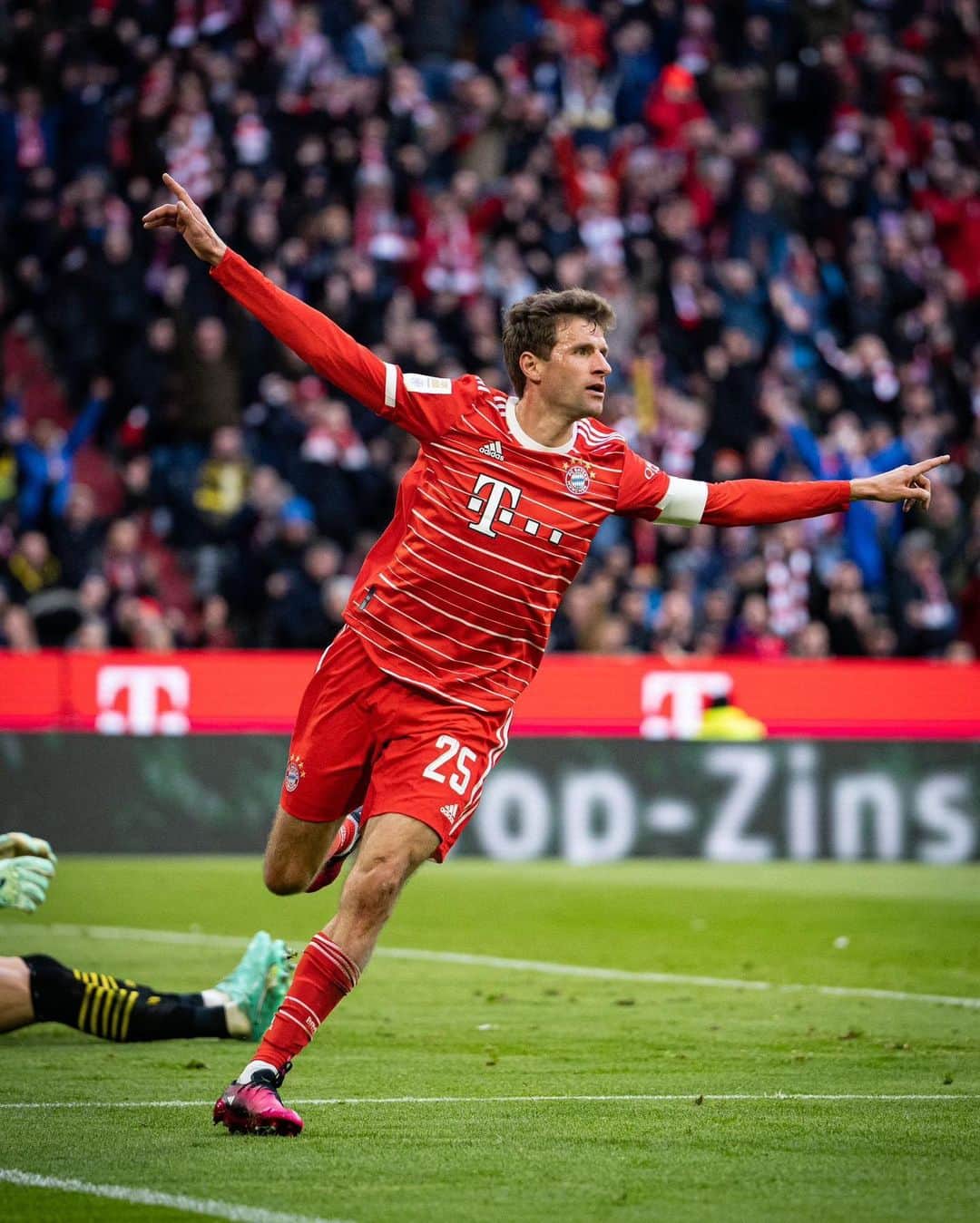トーマス・ミュラーのインスタグラム：「These great moments in big games with my teammates and the @fcbayern fans in our stadium are still a real pleasure ⚽️♥️  It was a great start with our new coaching staff and an important opener for our busy April - let’s go 💥   #klassiker #barthel #most #doppelpack #könntemansichdrangewöhnen #durchatmen #dienstaggehtswiederhochher」
