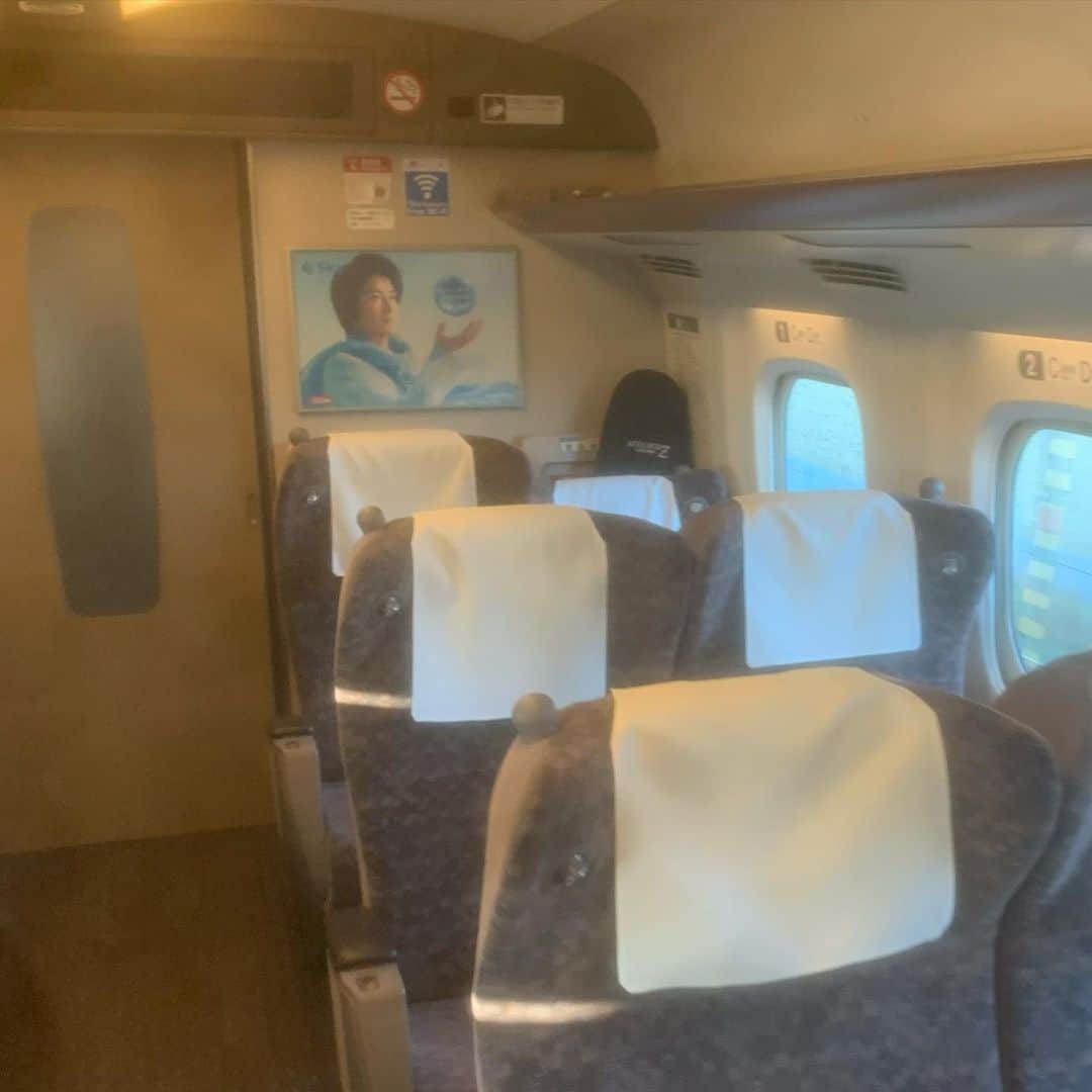のインスタグラム：「3本目の、この人とも、もう、19年目の旅。  車内のトイレから帰ってくると、長年の妻のようにふとした顔で「あなた、こちらよ」と、新幹線の席で待ってくれている。 ありがとうねぇ。俺はキミを心から愛してるよう。」