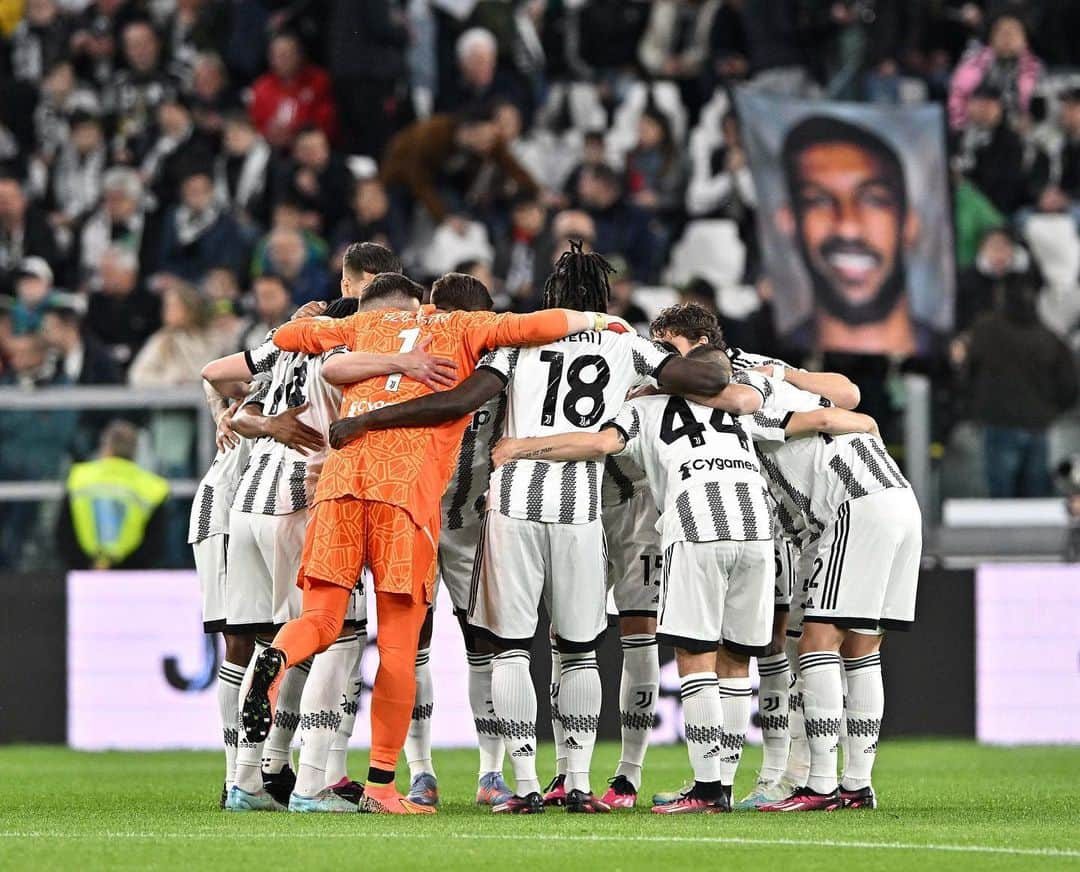 ヴォイチェフ・シュチェスニーのインスタグラム：「Back to Serie A after international break with the 3 points and clean sheet.  Together. 💪⚪️⚫️  #JuveVerona #ForzaJuve #finoallafine #Uniti」