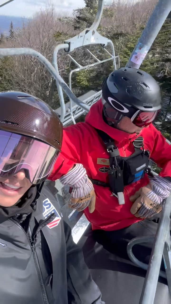リンゼイ・ジャコベリスのインスタグラム：「Fun making the rounds today with #skipatrol at @strattonresort #WillTheThrill」