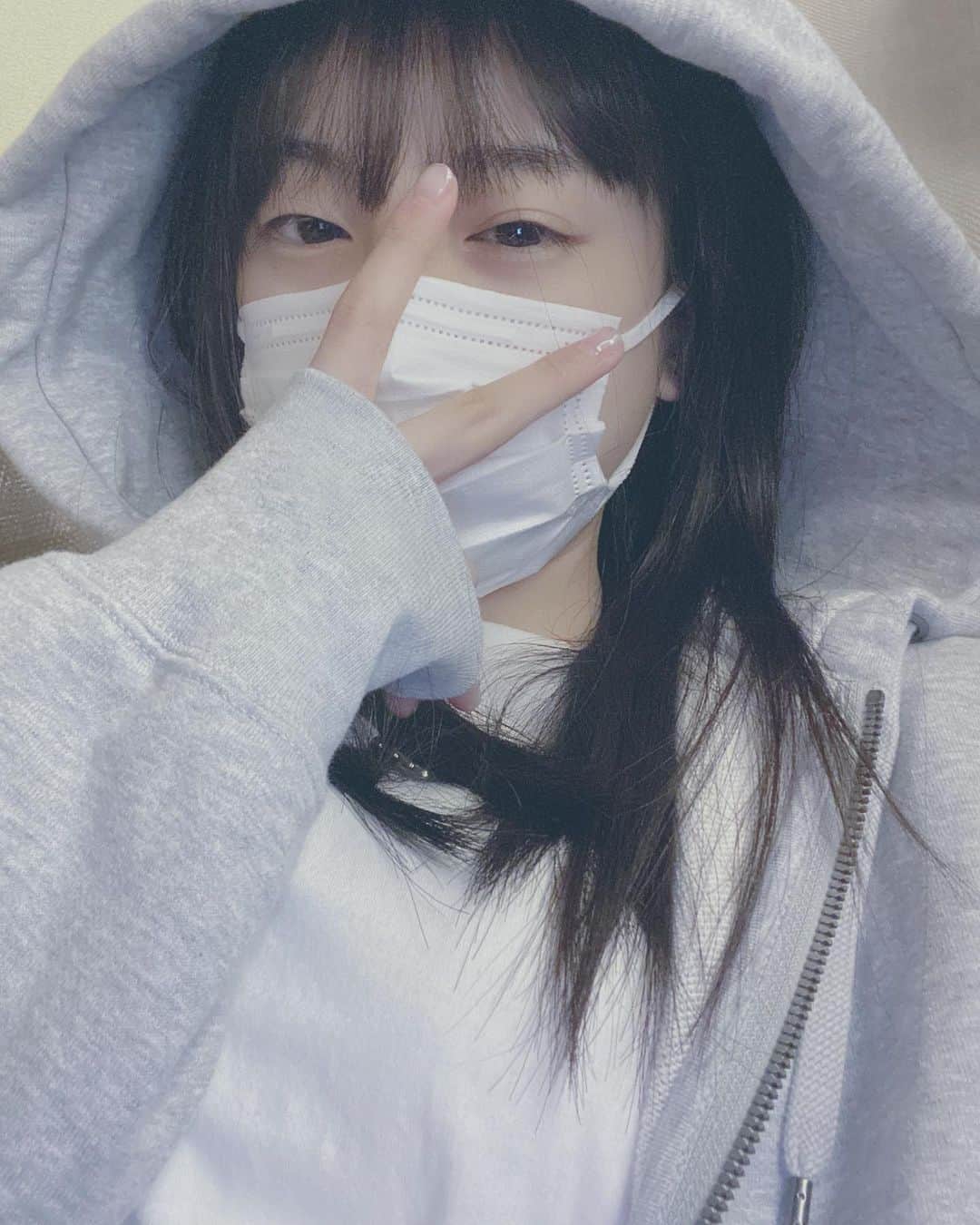 のインスタグラム：「🧖‍♀️♨️💤 ・ キラキラDAY投稿の連続だったので､お風呂上がりというオフ中のオフの写真も…笑笑 箸休めにね🥸🤝 ・ ・ ・ お風呂後のこのまったり時間が1番最高よな　仕切りがあるので思う存分寝れる😊☝️ ・ ビールとか飲めたらさぞ美味しいんやろなぁ、飲めんけど笑　私はコーヒー牛乳か瓶のドリンクだな． それかカレー🤤 ・ 温泉施設で食べるカレーほど美味しいもんはないよ．🍛 （ちなみにもうすぐ21ちゃいキラキラ女の子だよ．） ・ ・ ・ ・ ・ 温泉かサウナに行きたいすぎる ついでに 田舎でゴロゴロしたいなぁ〜笑 ・ ・ ・ #温泉女子 #サウナイキタイ #温泉巡り」