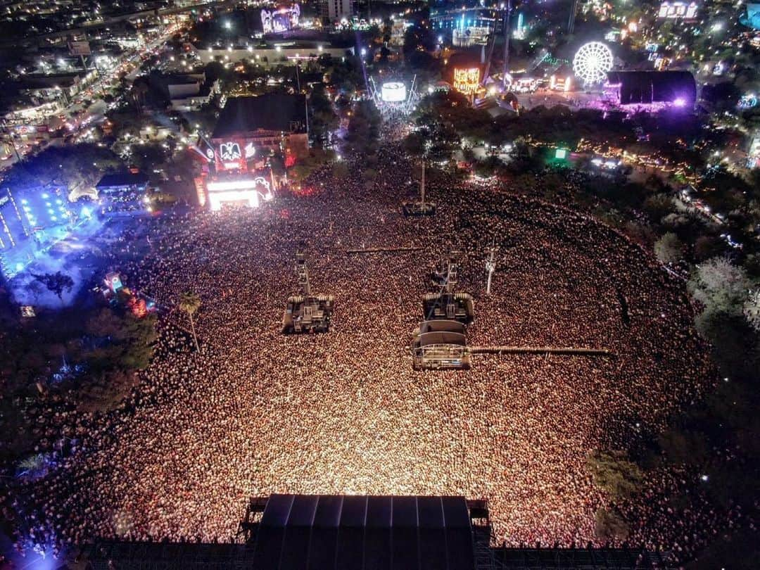 ウィジンのインスタグラム：「Anoche 100 mil personas rumbiaron con #loslideres gracias #monterreymexico🇲🇽 son gente muy bonita ❤️la pasamos increíble 💃🏻🕺🏻」