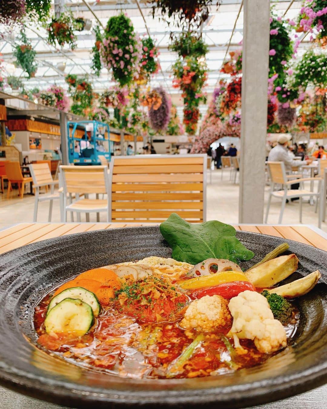 富士彦のインスタグラム：「#三島スカイウォーク  の #スカイガーデン　さんにて #カル麺　さん食べた #カラフルな写真になった。 めちゃくちゃ美味しい！」