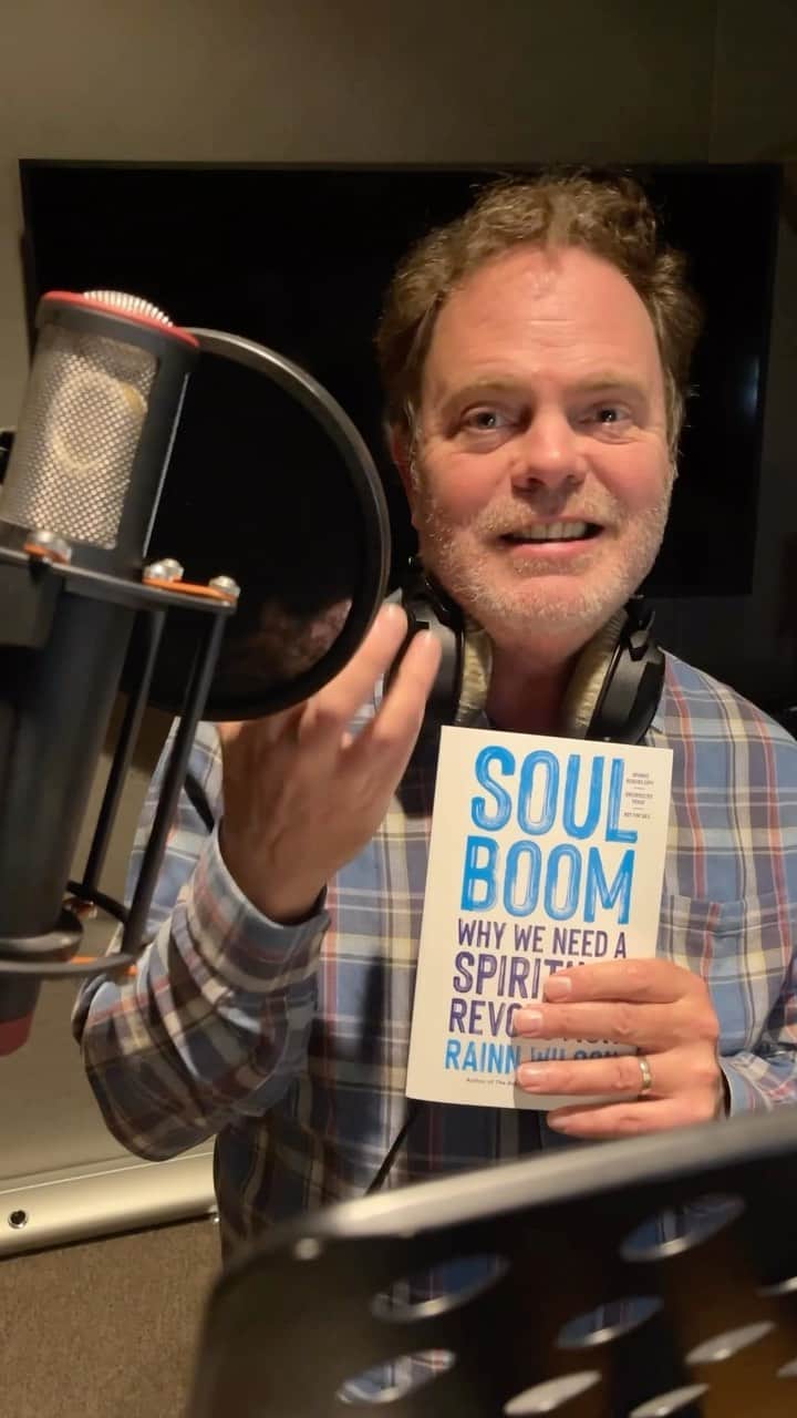 レイン・ウィルソンのインスタグラム：「While recording the audiobook for SOUL BOOM, I discussed a few of the book’s topics with my producer, including the connection between spirituality and mental health.」