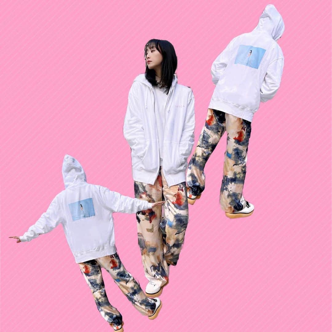 松井玲奈のインスタグラム：「［ファンクラブのNEWグッズのお知らせ🌸］  4月6日に新しいグッズが発売になります。 これからの時期にぴったりなアパレルや、お家や日常で使えるもの、ポスターもあります。 ファンクラブコンテンツと合わせて楽しんでいただけますように。  写真はジップアップパーカーの着用画像。(Lサイズ) 162cmが着るとこんな感じ。ちょっとゆったりになるので、丈感合わせるならMがオススメ✨」