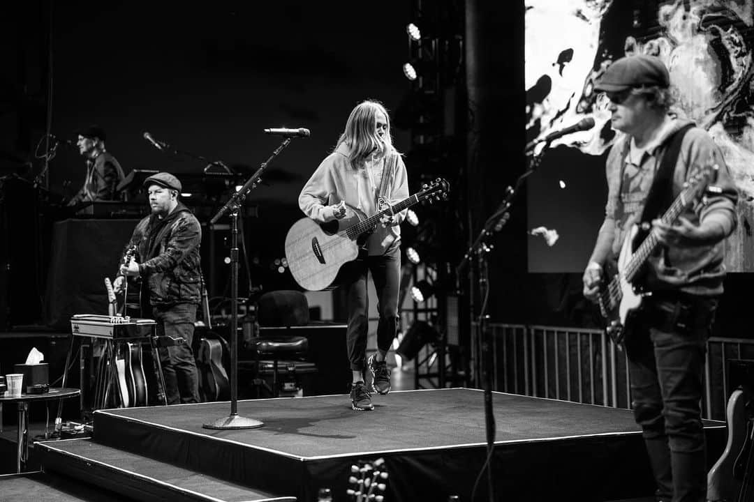 キャリー・アンダーウッドのインスタグラム：「Rehearsing with the band last night at Waterfront Park – can’t wait for tonight!  Let’s go San Diego!  🙌🏻 bootsinthepark.com #BootsInThePark 📸: @jeffjohnsonimages」