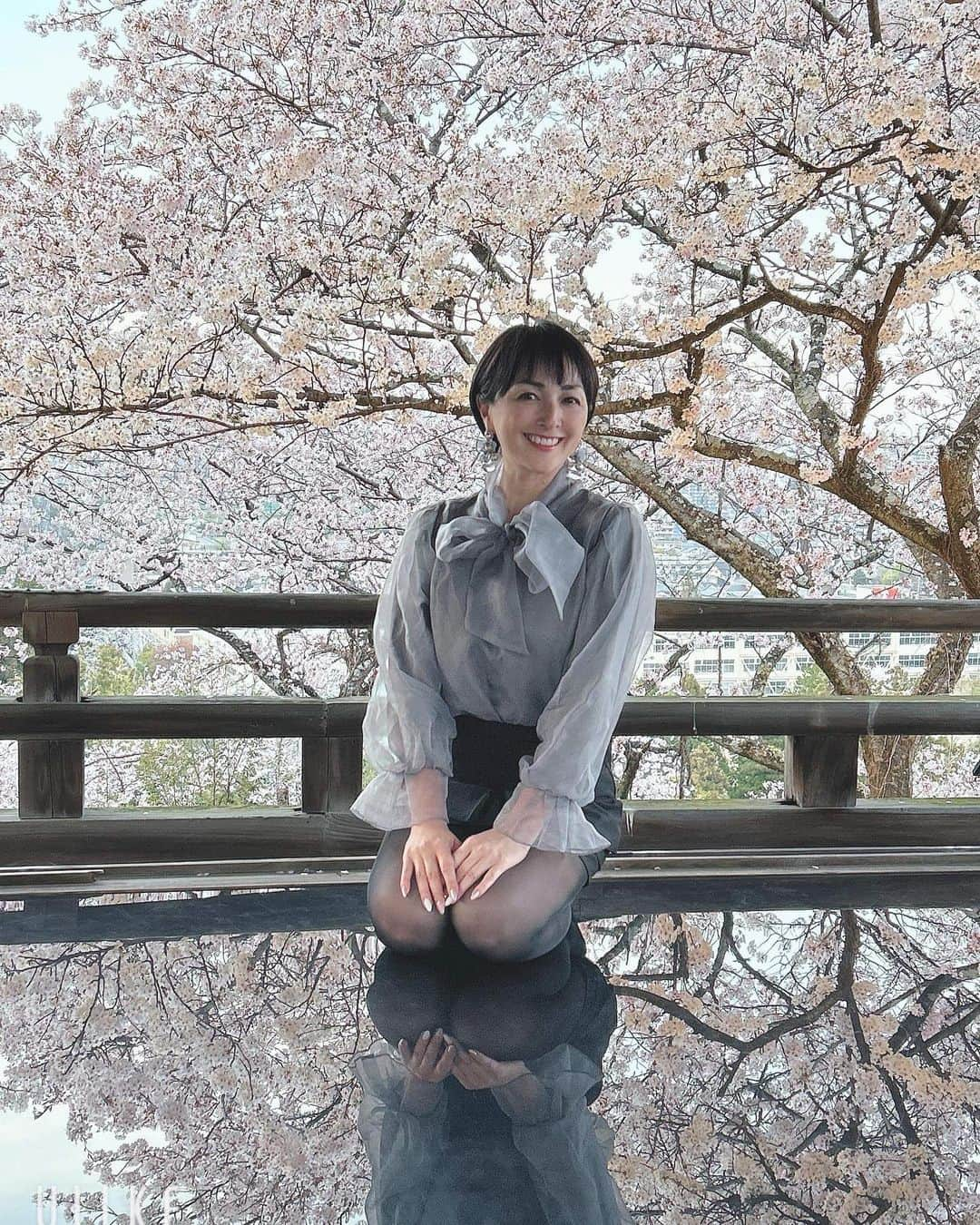 るるさんのインスタグラム写真 - (るるInstagram)「⁡ 　 　 昨日は、滋賀県の三井寺へお花見に🤗🌸✨　 ⁡ ⁡ もう、めちゃくちゃテンション上がった😁💖　 ⁡ ⁡ 有名な観月舞台は、五分間だけだったけど ⁡ 堪能できました♪      境内の桜も全て満開で ⁡ 本当に美しかった〜☺️🌸🌸🌸　 ⁡ ⁡ また来年も行きたいな🤗💕　 　 ⁡   ⁡ おしまい❤️ ⁡ ⁡ ⁡ ⁡ ⁡ ⁡ ⁡ ⁡ #自分大好き #自分ファースト #笑顔が人を幸せにする #美しさは社会貢献 #自己肯定感アップへの道 #吉報士 #ノーマスク #マスクを外そう #深呼吸しよう #花見  #花見スポット  #三井寺  #桜 #桜スポット  #桜ライトアップ」4月2日 7時37分 - ruru430