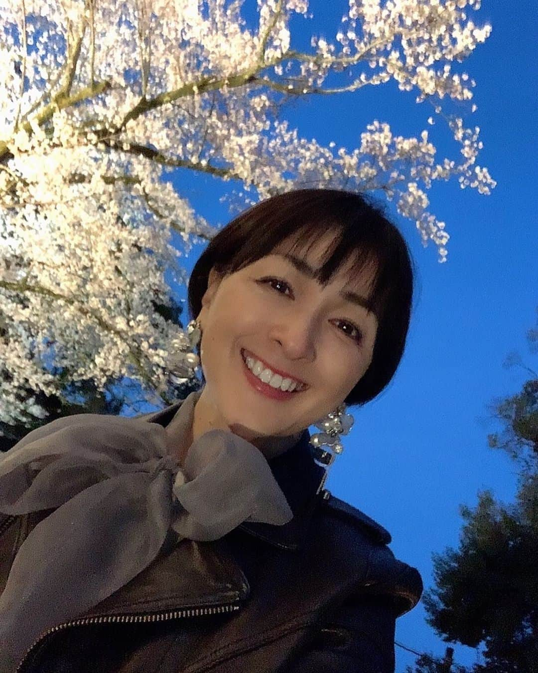 るるさんのインスタグラム写真 - (るるInstagram)「⁡ 　 　 昨日は、滋賀県の三井寺へお花見に🤗🌸✨　 ⁡ ⁡ もう、めちゃくちゃテンション上がった😁💖　 ⁡ ⁡ 有名な観月舞台は、五分間だけだったけど ⁡ 堪能できました♪      境内の桜も全て満開で ⁡ 本当に美しかった〜☺️🌸🌸🌸　 ⁡ ⁡ また来年も行きたいな🤗💕　 　 ⁡   ⁡ おしまい❤️ ⁡ ⁡ ⁡ ⁡ ⁡ ⁡ ⁡ ⁡ #自分大好き #自分ファースト #笑顔が人を幸せにする #美しさは社会貢献 #自己肯定感アップへの道 #吉報士 #ノーマスク #マスクを外そう #深呼吸しよう #花見  #花見スポット  #三井寺  #桜 #桜スポット  #桜ライトアップ」4月2日 7時37分 - ruru430