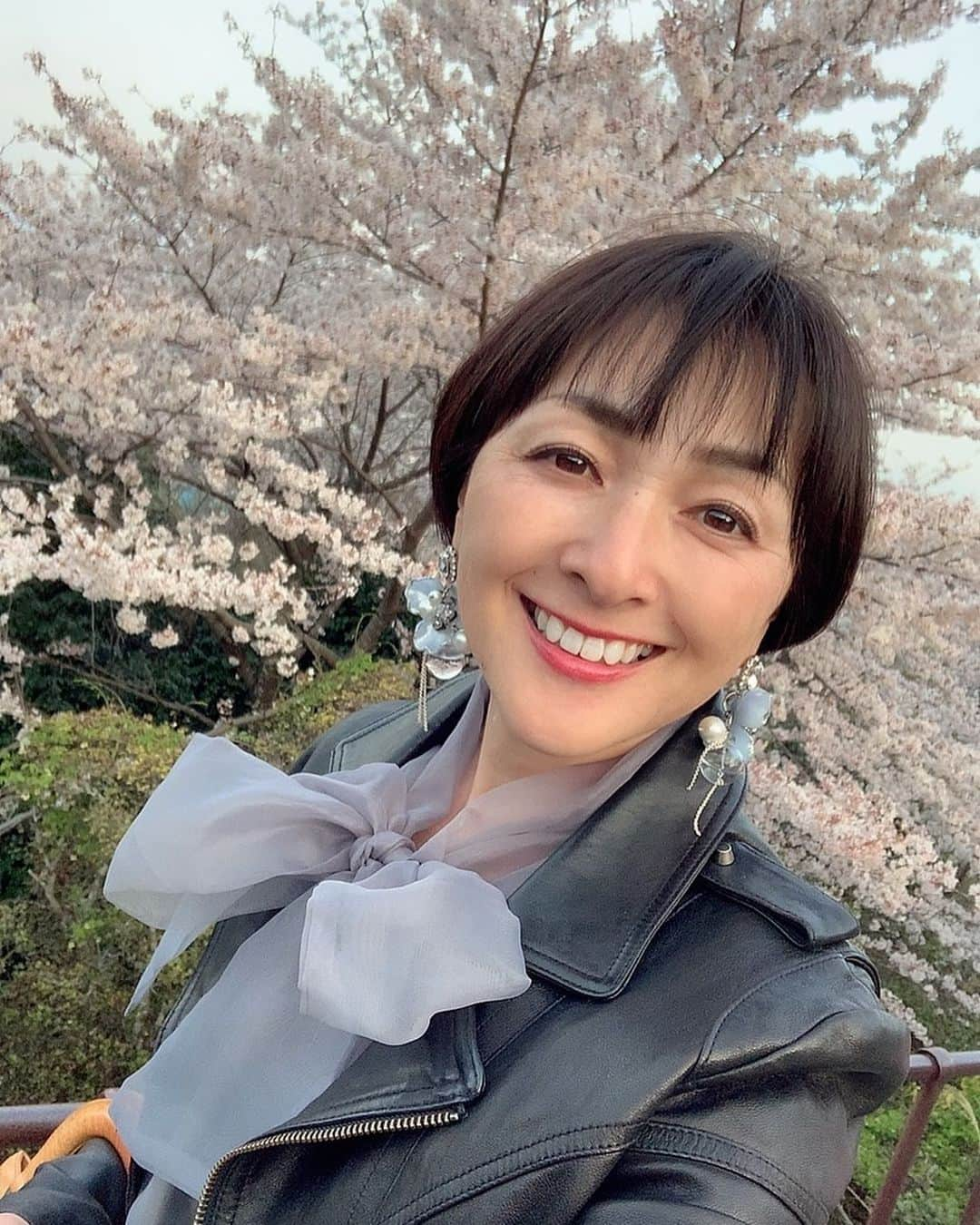 るるさんのインスタグラム写真 - (るるInstagram)「⁡ 　 　 昨日は、滋賀県の三井寺へお花見に🤗🌸✨　 ⁡ ⁡ もう、めちゃくちゃテンション上がった😁💖　 ⁡ ⁡ 有名な観月舞台は、五分間だけだったけど ⁡ 堪能できました♪      境内の桜も全て満開で ⁡ 本当に美しかった〜☺️🌸🌸🌸　 ⁡ ⁡ また来年も行きたいな🤗💕　 　 ⁡   ⁡ おしまい❤️ ⁡ ⁡ ⁡ ⁡ ⁡ ⁡ ⁡ ⁡ #自分大好き #自分ファースト #笑顔が人を幸せにする #美しさは社会貢献 #自己肯定感アップへの道 #吉報士 #ノーマスク #マスクを外そう #深呼吸しよう #花見  #花見スポット  #三井寺  #桜 #桜スポット  #桜ライトアップ」4月2日 7時37分 - ruru430