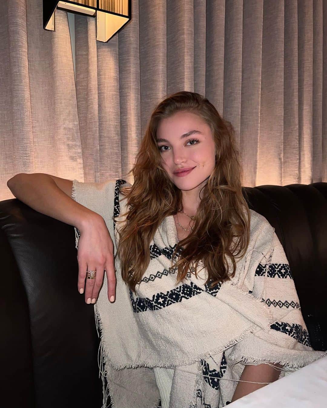 レイチェル・ヒルバートのインスタグラム：「Stay weird, stay honest , stay unapologetically yourself. ♥️」