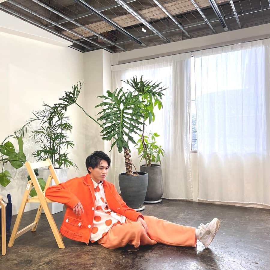 田倉暉久のインスタグラム：「座らないスタイル #fyp  #スパフル  #オレンジコーデ」