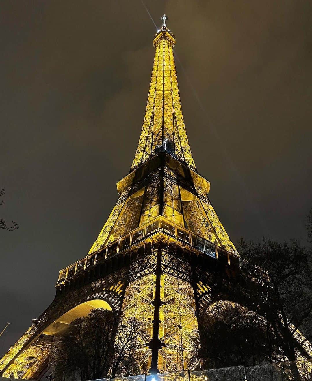 山田愛さんのインスタグラム写真 - (山田愛Instagram)「Parisiens date🇫🇷   #eiffeltower is stunning. Loads of smile.  #paris #パリ #🇫🇷」4月2日 7時41分 - aiyamada_