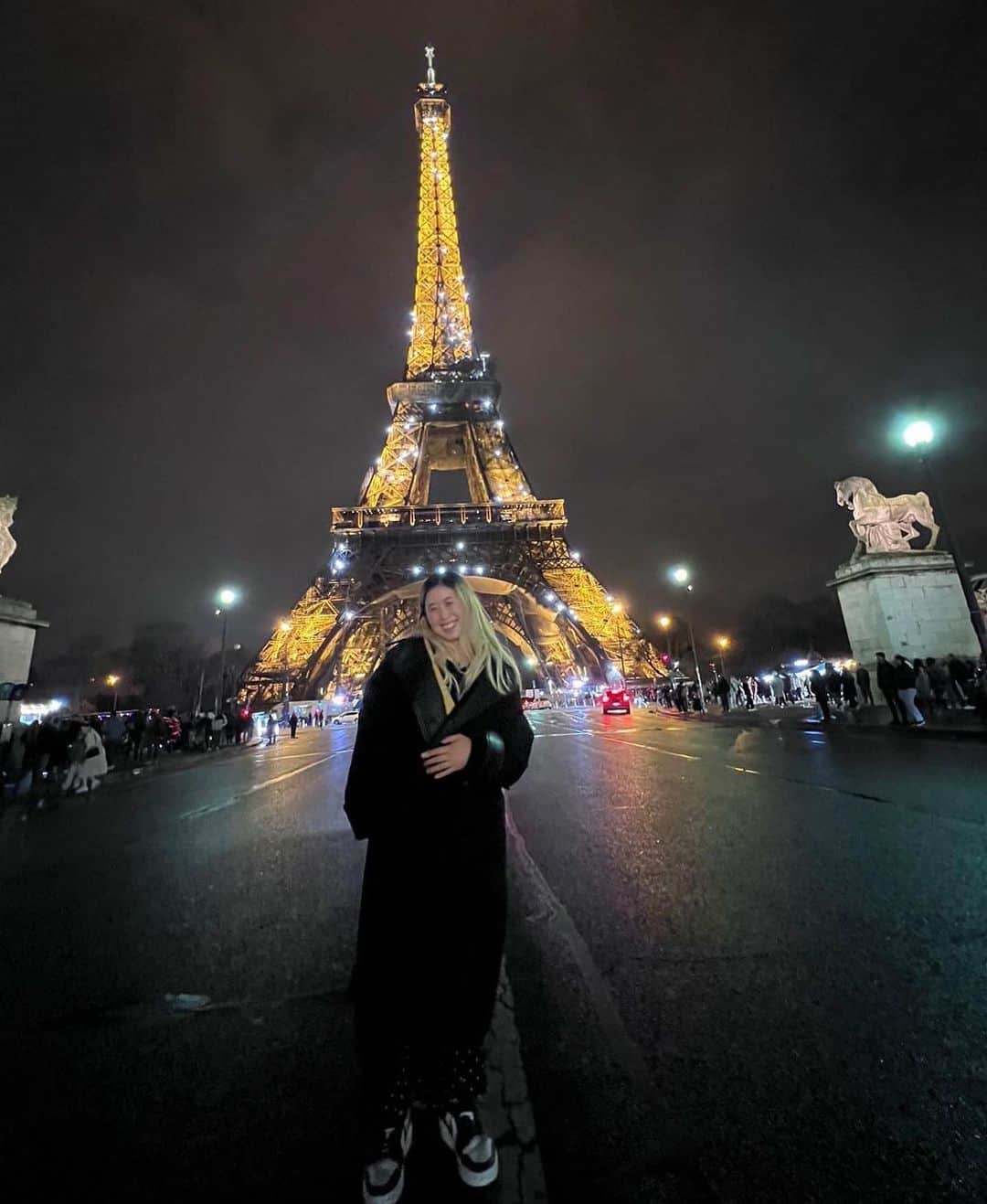 山田愛のインスタグラム：「Parisiens date🇫🇷   #eiffeltower is stunning. Loads of smile.  #paris #パリ #🇫🇷」