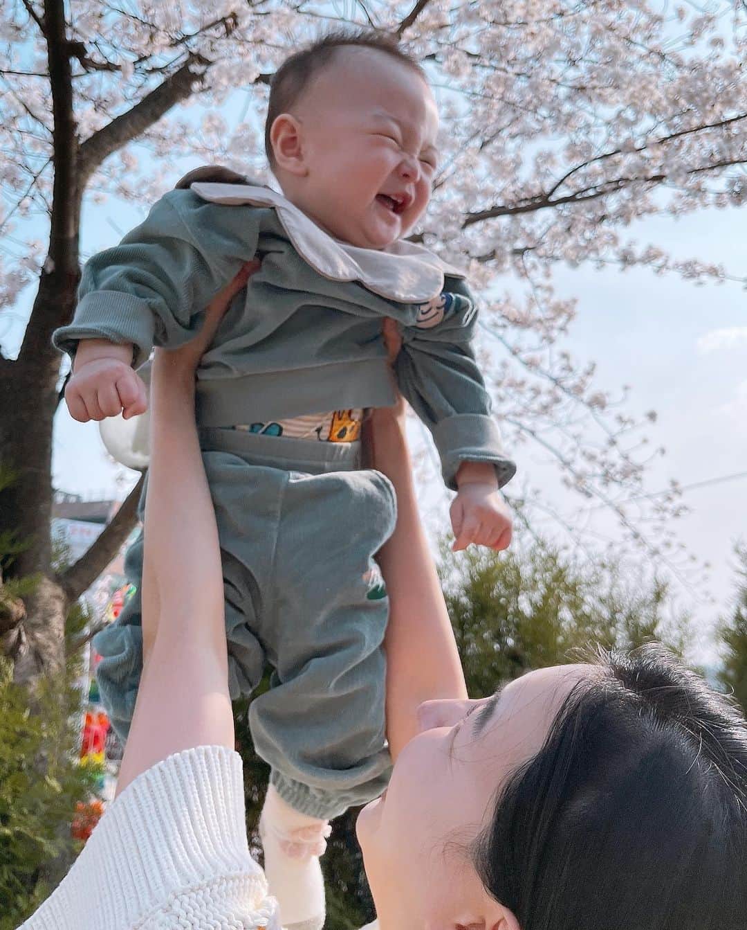 ヨンジュン さんのインスタグラム写真 - (ヨンジュン Instagram)「#230401 👩🏻👶🏻🧑🏻🌸」4月2日 7時44分 - windboy511