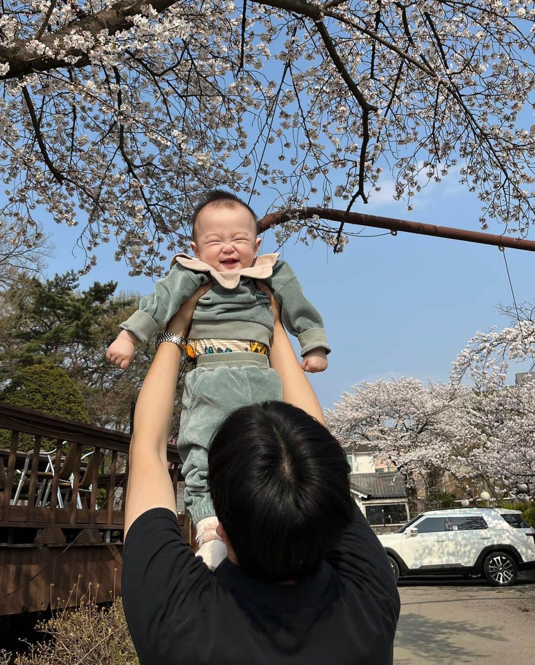 ヨンジュン さんのインスタグラム写真 - (ヨンジュン Instagram)「#230401 👩🏻👶🏻🧑🏻🌸」4月2日 7時44分 - windboy511