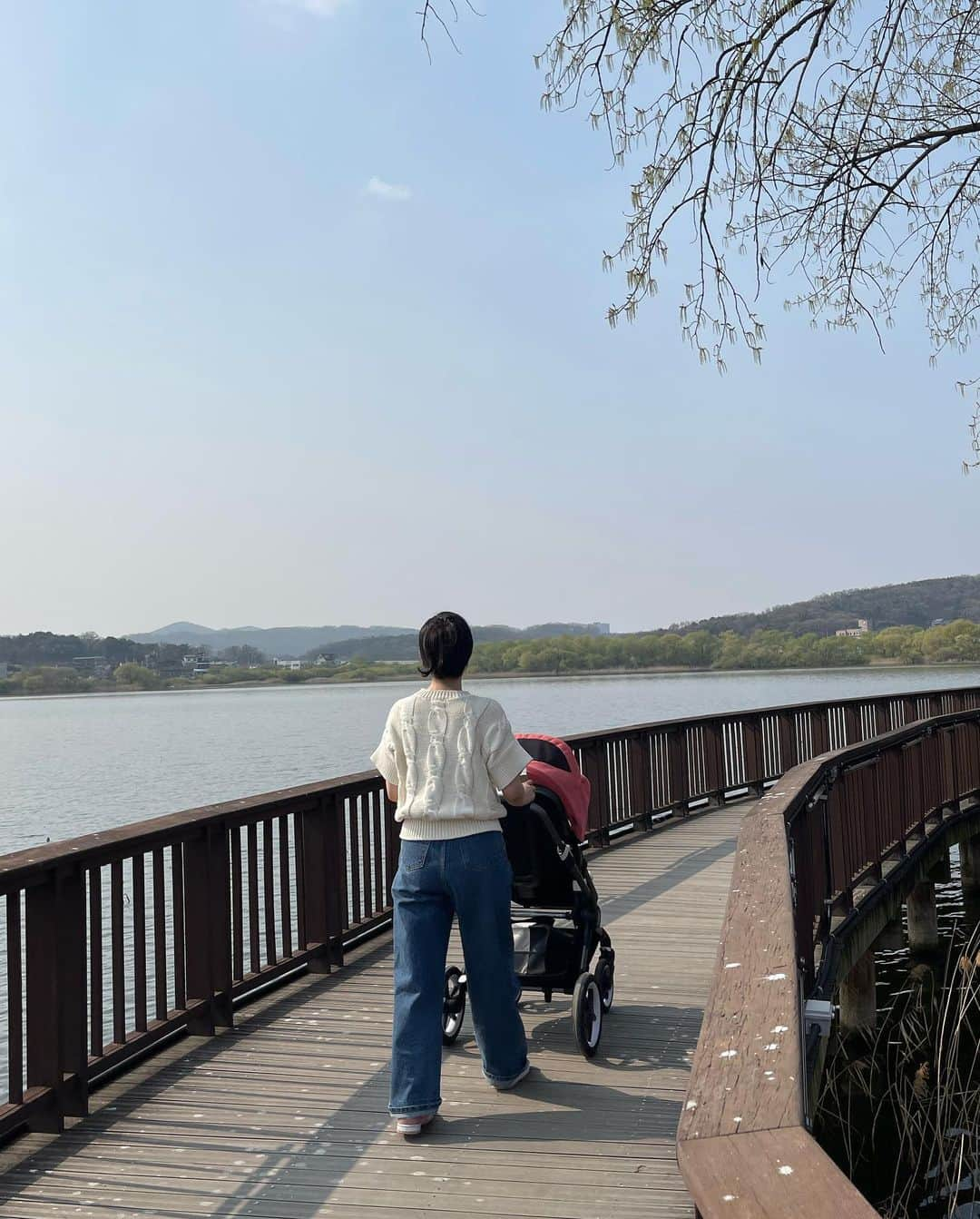 ヨンジュン のインスタグラム：「#230401 👩🏻👶🏻🧑🏻🌸」