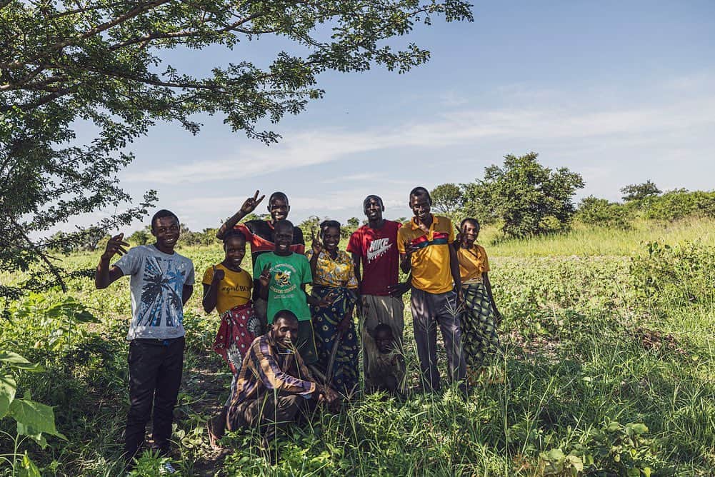 根岸由香里さんのインスタグラム写真 - (根岸由香里Instagram)「. いよいよ「Cotton Chiko Africa」でつくられた、 「8100」コレクションが発売になりました。 服が素敵であることはもちろんのこと、その先にお客様自身が選択をして、変わる未来があるということ感じていただければうれしい限りです！ ロンハーマンでは、これからも「farmers 360° link」との取り組みを広げていく予定です。 “LOVE FOR TOMORROW” ——多くの人々の未来へLOVEを込めて。 ………………………………………………………………………………..  「Cotton Chiko Africa」は、生産地であるアフリカの零細農家へ適正な価格・適切な形で利益が還元されることを目的に生まれました。 いつ誰がどこでどのように生産したかがわかる、いわゆるトレーサブルなコットンです。 ファッション業界に限らずトレーサビリティはこの先とても大切なこと。「farmers 360° link」が画期的なのは、購入者が生産者のコミュニティとデジタルプラットフィームでつながれること。 . 「Cotton Chiko Africa」でつくられた服を手に入れたお客様が、そのコミュニティを応援するさまざまなプログラムを選ぶことができるのです。さらにその後も、応援したプログラムの進捗やコミュニティの農家の人々の想いなどが届けられます。文字通り、双方が「LINK」できるのです。 . 「Cotton Chiko Africa」は、環境、経済、社会の持続可能性に関する厳格な基準を満たしたプリファード（環境に好ましい）コットンとして、「Cotton made in Africa」という国際的な組織からの認証を受けています。 世界的に需要が高まっているオーガニックコットンやリサイクルコットン、それらを取り合ってそこばかりに執着するのではなく、それ以外の納得ゆく選択肢を探し取り組んでいくことも大切であり、必要なことだと改めて考えられたプロジェクト☺️🙏 . 上質なワンマイルウエアを展開する8100。 何気なく手に取る日常着だからこそ、その選択がより良い未来への一片となりますように。 . ザンビアまで取材へ行き現地の声を聞きに行った記事はHPのジャーナルにて。写真は @raishizuno 📸現地に飛んでくれてありがとう！」4月2日 7時55分 - yukarinegishi