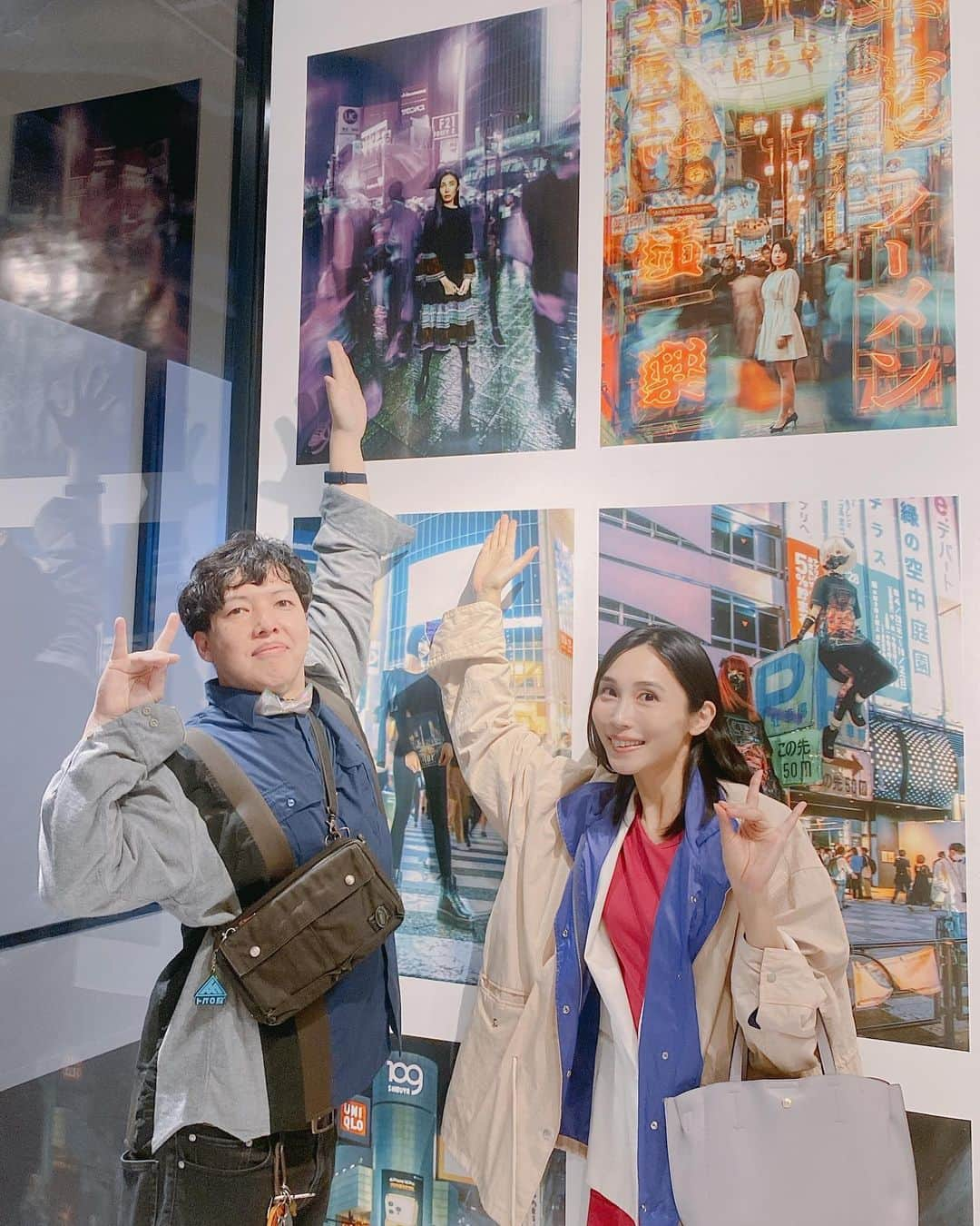 相馬絵美のインスタグラム：「3月29日から4月4日まで 渋谷ヒカリエ8階にて @kitsunetsuki.jp の写真展 「L8r2020+1-さらば2020+1」 が開催されています🦊  サイバーパンクな世界観で、世界中にファンのいるキツネツキさん🌍  私も平成から令和に切り替わるまさにその瞬間の渋谷で撮影した作品に参加させてもらってるのですが、その映像も会場で流れています。 今観るとめちゃくちゃエモい。  開催時間は11:00 〜 20:00で、最終日のみ18時クローズなので、是非その世界にどっぷり浸かってみてくださいな！  #キツネツキ #🦊 #サイバーパンク #渋谷ヒカリエ #写真展 #相馬絵美」